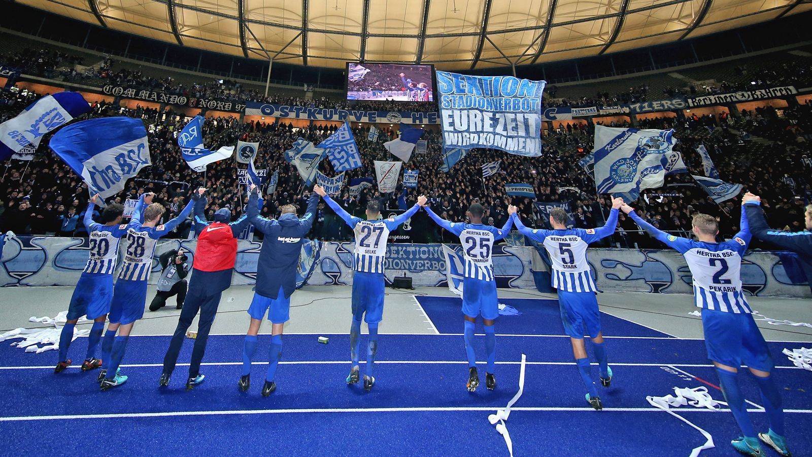 
                <strong>Hertha BSC - 25. Juli 1892</strong><br>
                Am 25. Juli 1892 wurde von den Brüderpaaren Fritz und Max Lindner sowie Otto und Willi Lorenz der Berliner Fußball Club Hertha 1892 gegründet. Fritz Lindner hatte die Idee, den Verein Hertha zu benennen, da er mit seinem Vater kurz zuvor auf einem gleichnamigen Dampfer gefahren war. Damit stellt Hertha BSC unter den heutigen Profivereinen in Deutschland die älteste Fußballabteilung. Die "Alte Dame" macht ihrem Ruf also alle Ehre. Übrigens: Auch der älteste noch bestehende deutsche Fußballklub überhaupt kommt aus Berlin. Der BFC Germania 1888 feierte 2019 seinen 131. Geburtstag und spielt derzeit in der Berliner Kreisliga B (10. Liga).
              