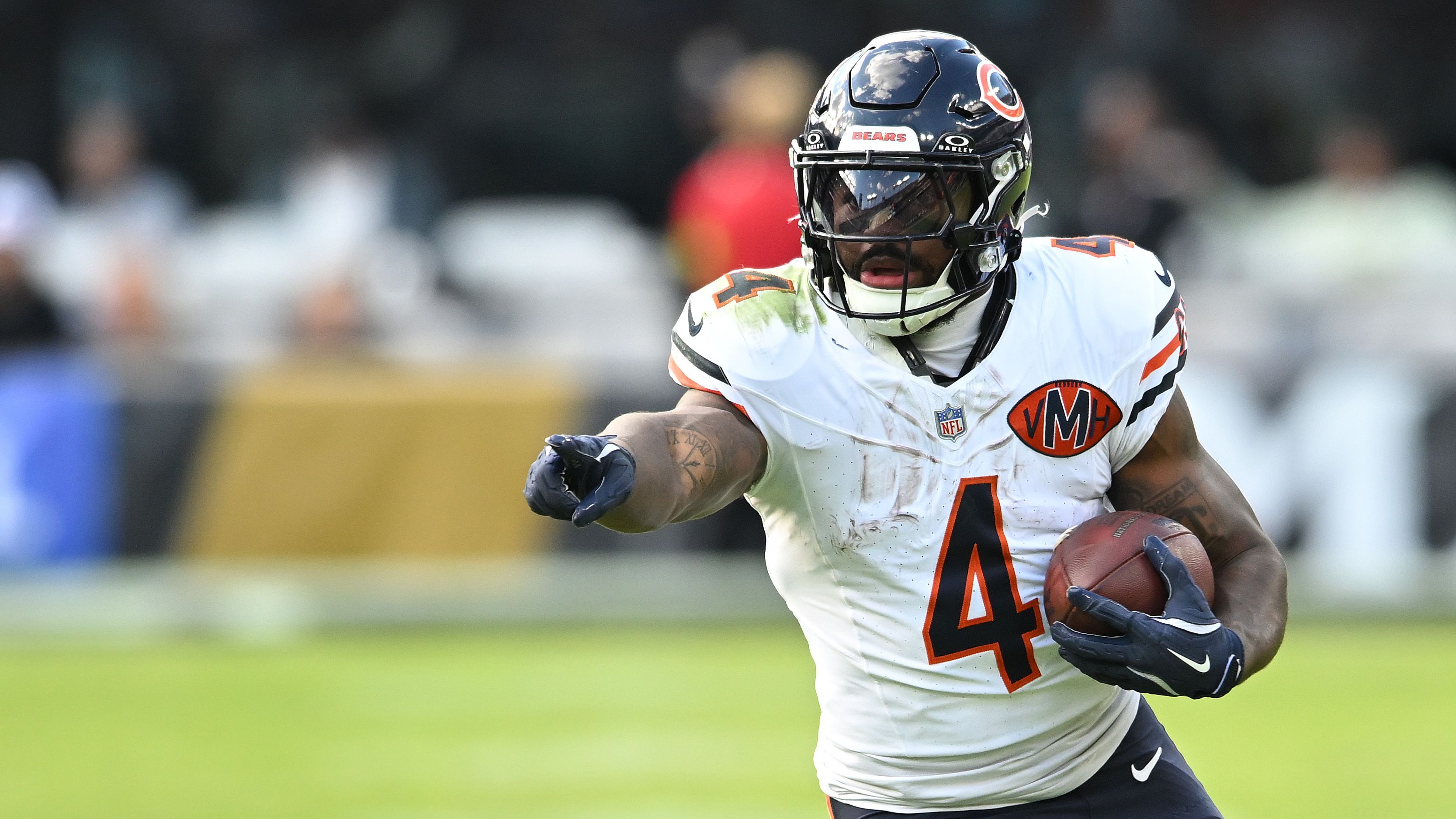 <strong>D'Andre Swift (Chicago Bears)</strong><br>Der Running Back hat die gesamten Trainingseinheiten der Woche mit einer Leisten-Verletzung verpasst und wird daher auch gegen die Cincinnati Bengals am Spieltag fehlen. Die Verletzung stammt bereits aus Woche 6 gegen die Washington Commanders. Swift spielte in den zwei folgenden Wochen trotzdem und muss nun endgültig pausieren und sich auskurieren.