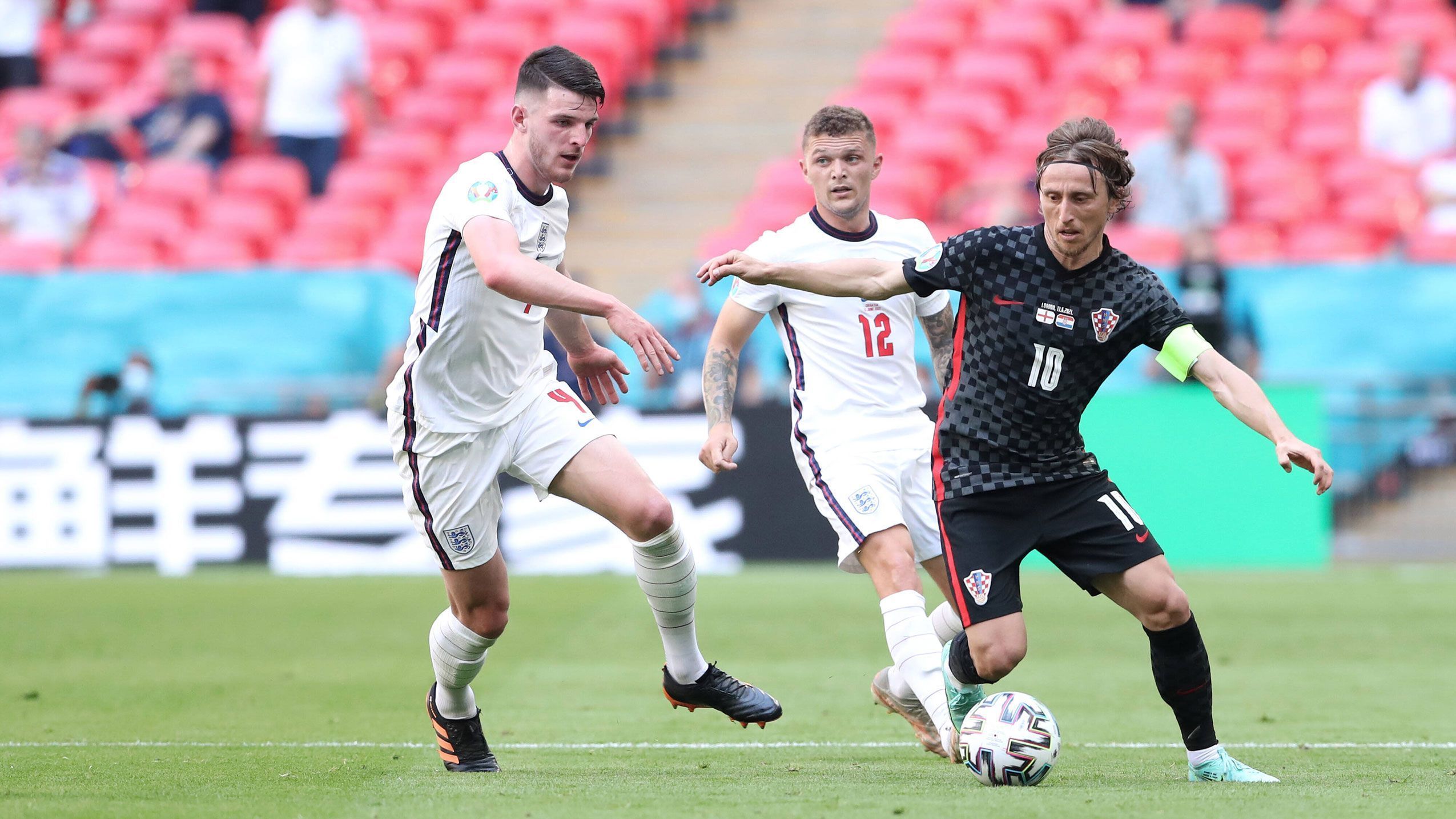 
                <strong>Luka Modric (Kroatien)	</strong><br>
                Es ist nicht das Spiel des Luka Modric. Der Denker und Lenker von Real Madrid bleibt lange Zeit unauffällig. Erst Mitte der ersten Hälfte tritt er überhaupt in Erscheinung. Der Kapitän versucht ein Aufbauspiel zu initiieren, es bleibt aber beim Versuch. In der 55. Minute wagt er zumindest einmal aus der Distanz einen Schuss auf das Tor. ran-Note: 5
              