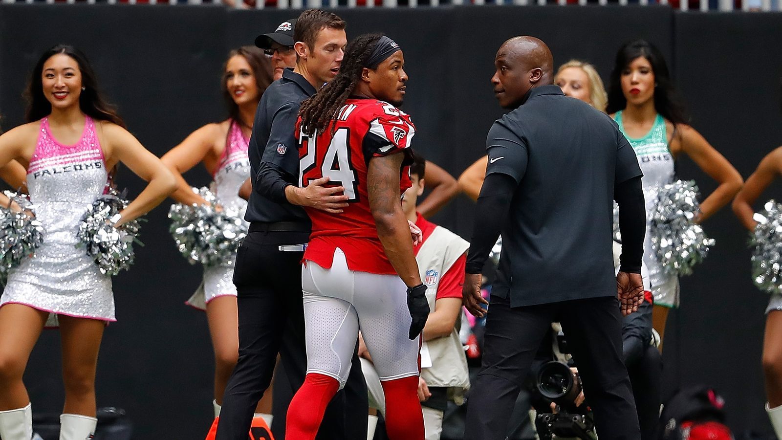 
                <strong>Sit: Running Back Devonta Freeman</strong><br>
                Der Star-Running-Back kommt diese Saison nicht ins Rollen. Lediglich 333 erlaufene Yards gehen auf sein Konto. Gegen eine starke New Orleans Saints-Defensive empfehlen wir einen Platz auf der Bank.
              