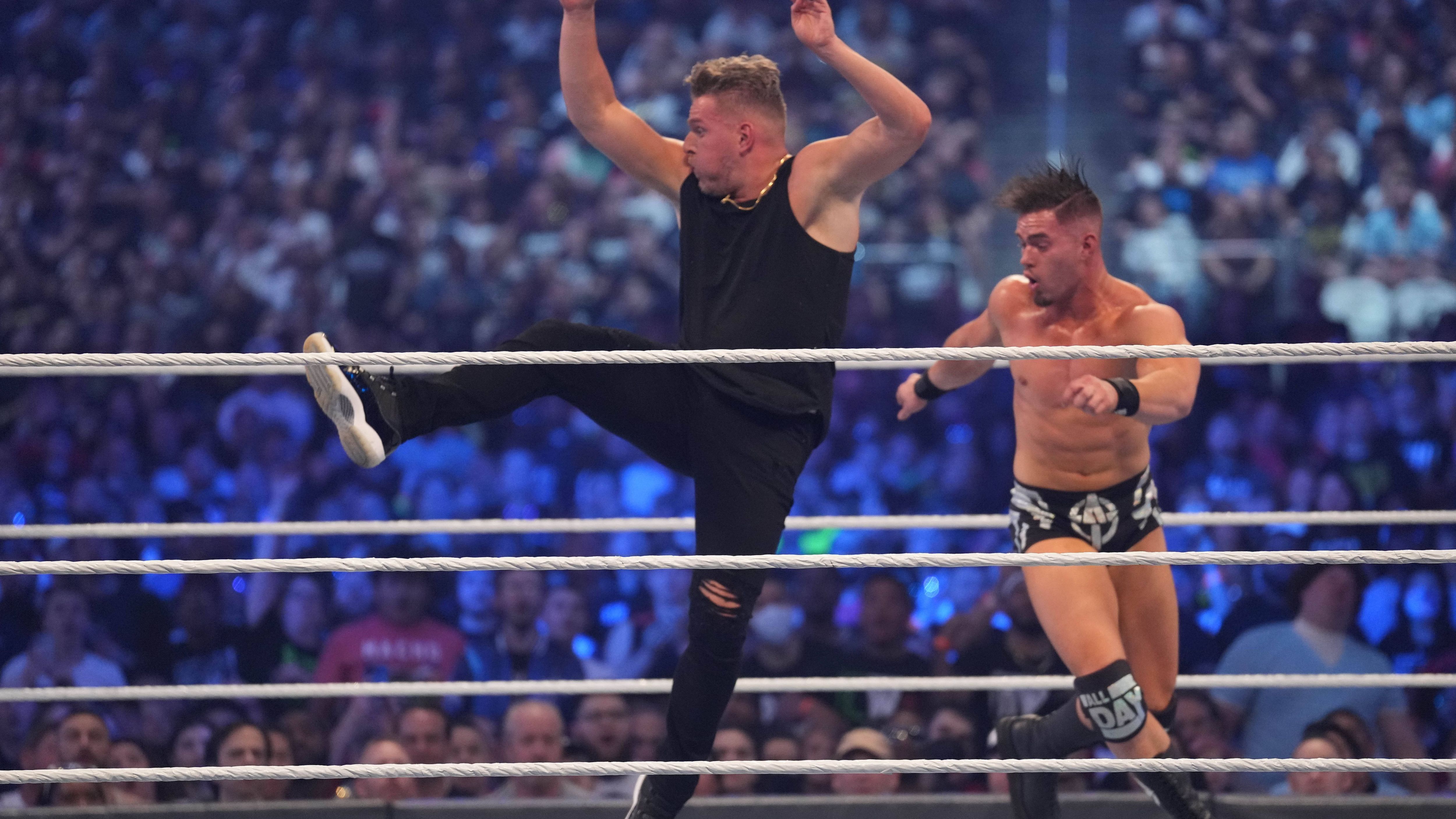 <strong>Pat McAfee</strong> <br>Von 2009 bis 2016 war Pat McAfee als Punter für die Indianapolis Colts aktiv. Schon in seiner NFL-Zeit bewies er echtes Show-Talent, heute steht er als Wrestler und Kommentator bei der WWE unter Vertrag. Unter anderem bei WrestleMania 38 stieg McAfee in den Ring.