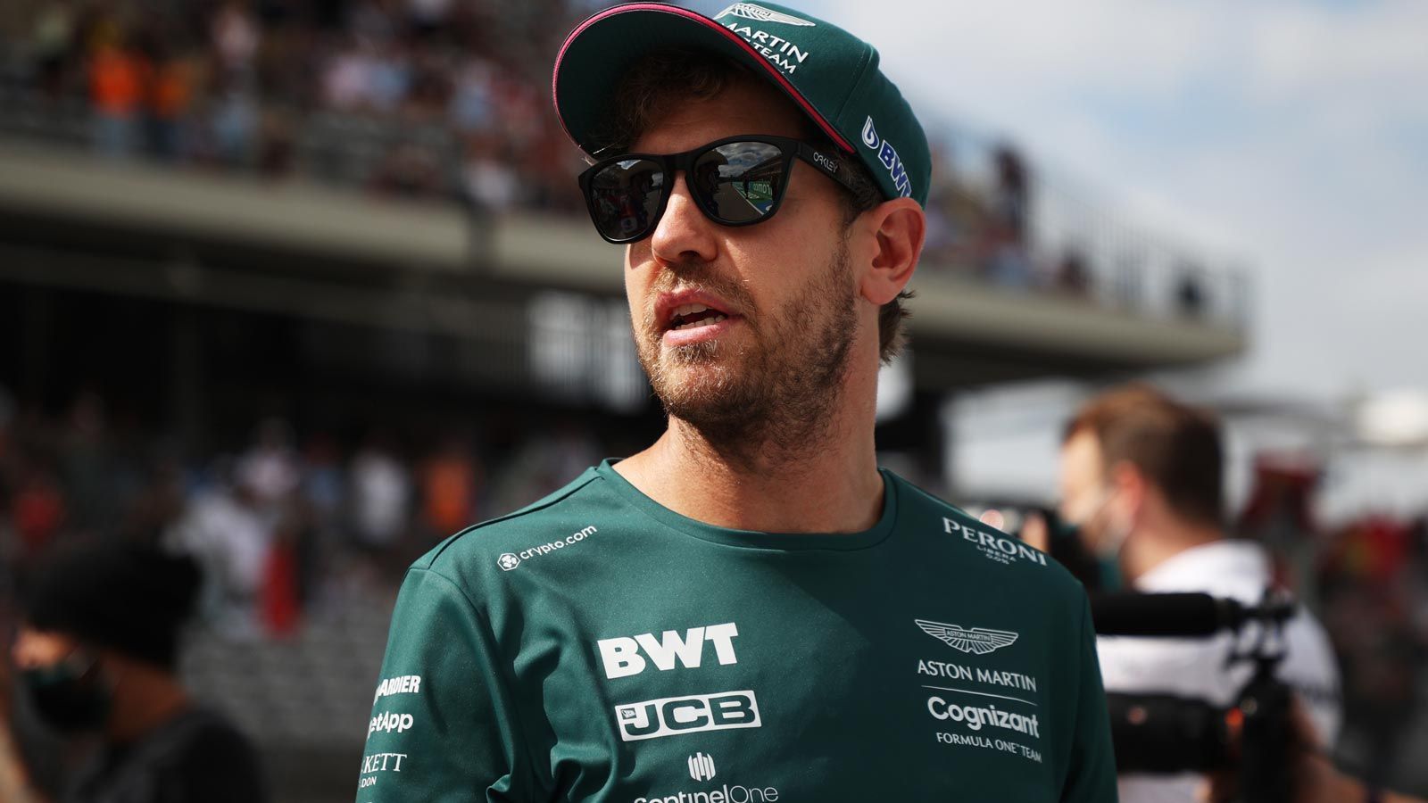 
                <strong>Sebastian Vettel (Aston Martin)</strong><br>
                Saison 2021: 43 Punkte, 12. Platz der GesamtwertungDas hatte sich Sebastian Vettel sicher ganz anders vorgestellt. Nur sieben Mal erreichte er mit seinem Auto die Punkte, zu oft war er im Qualifying oder im Rennen unterlegen. Höhepunkt seiner Saison war der zweite Platz beim Rennen in Baku, ein weiterer zweiter Platz beim Rennen in Ungarn wurde ihm aberkannt, da sich nach Rennende zu wenig Benzin in seinem Boliden befand. Noch vor der Saison erklärte der 34-Jährige, dass er um Rennsiege mitfahren wolle. Sollte dies im kommenden Jahr nicht der Fall sein, könnte es das letzte Jahr des Deutschen in der Formel 1 sein.
              