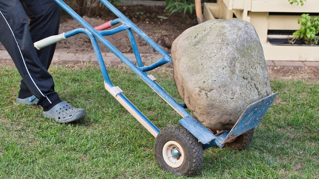 Müssen Sie mal schwere Materialien, Möbel oder Gartenabfälle transportieren, ist die Sackkarre Ihr Nummer-eins-Helfer. So können Sie leicht über unebenes Gelände oder Treppen größere Lasten von A nach B bewegen, ohne dass Ihr Rücken dabei zu sehr beansprucht wird. Alles Wichtige über die nützliche Ausrüstung erfahren Sie in diesem Ratgeber.