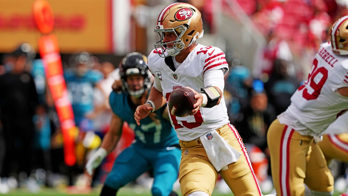 NFL, American Football Herren, USA Jacksonville Jaguars at San Francisco 49ers Sep 28, 2025; Santa Clara, California, USA; San Francisco 49ers quarterback Brock Purdy (13) fakes a handoff during th...