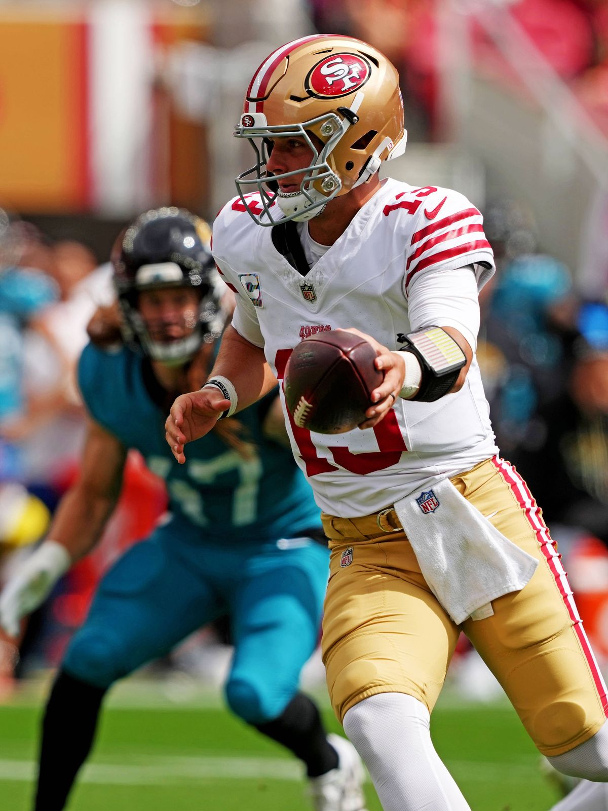 NFL, American Football Herren, USA Jacksonville Jaguars at San Francisco 49ers Sep 28, 2025; Santa Clara, California, USA; San Francisco 49ers quarterback Brock Purdy (13) fakes a handoff during th...