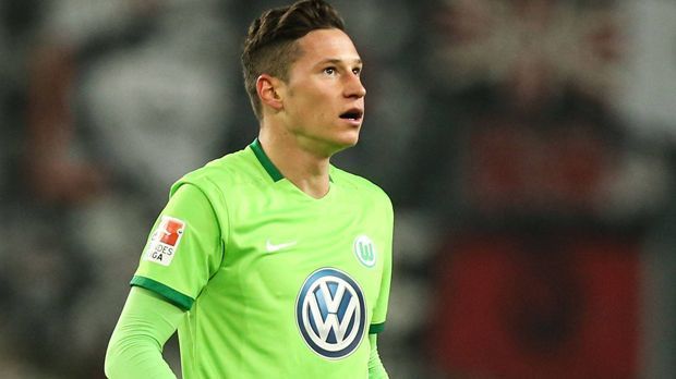 
                <strong>August 2016: Julian Draxler macht Probleme</strong><br>
                Neustart im Sommer 2016: Bei den "Wölfen" sollte wieder alles ausgerichtet werden für eine erfolgreiche Spielzeit. Doch Julian Draxler ließ im August 2016 eine kleine Bombe platzen: "Bei mir ist es so, dass ich mich nach der EM gegenüber Trainer Dieter Hecking klar geäußert habe, dass ich den VfL Wolfsburg verlassen möchte", sagte er der "Bild".
              