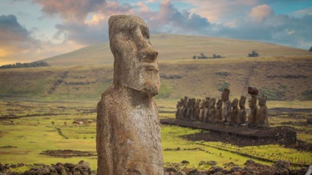 Kolossale Sehenswürdigkeiten: Aha Tongariki ist die größte Zeremonial-Stätte der Osterinsel. Hier reihen sich 15 Moai auf einer Plattform aus Lava-Stein.