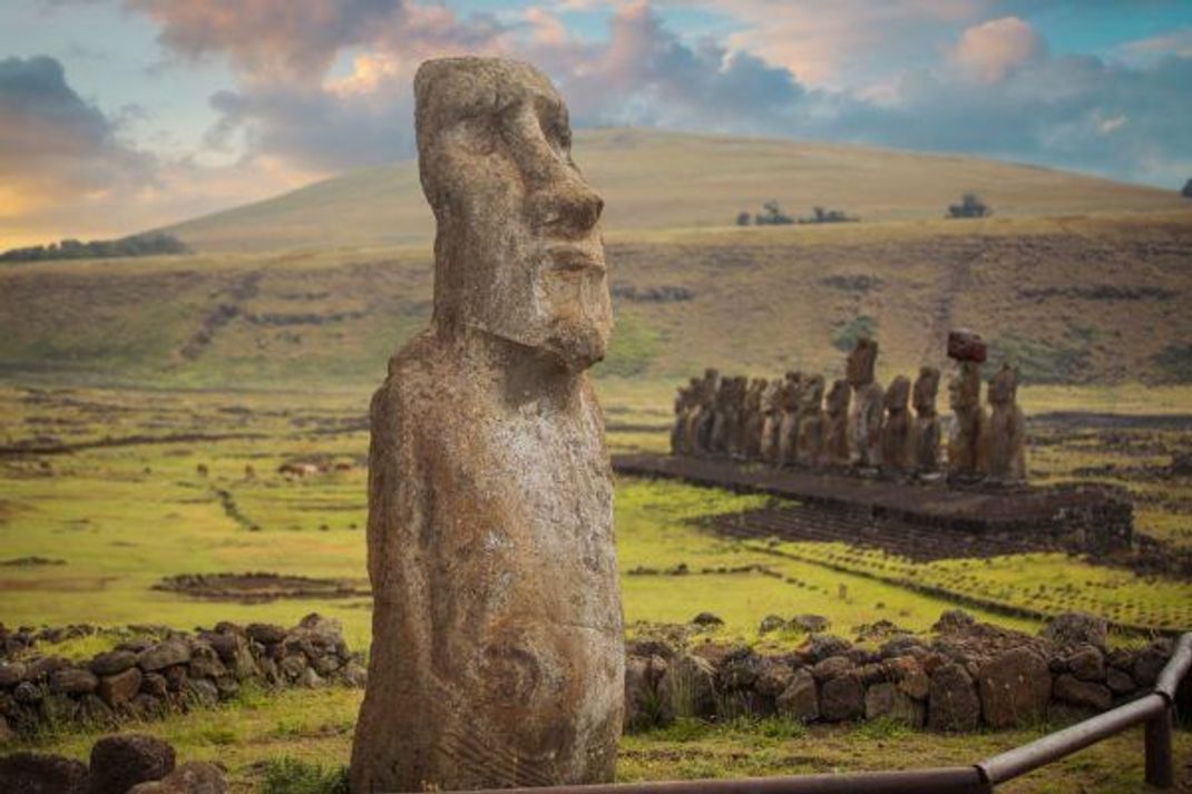 Kolossale Sehenswürdigkeiten: Aha Tongariki ist die größte Zeremonial-Stätte der Osterinsel. Hier reihen sich 15 Moai auf einer Plattform aus Lava-Stein.
