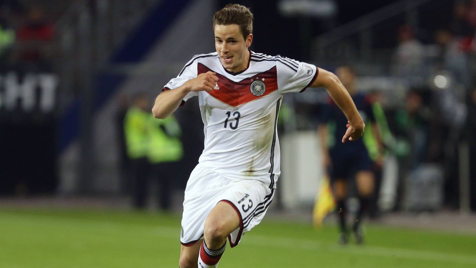 
                <strong>Abwehr: Christian Günter (SC Freiburg)</strong><br>
                Auch Günter ist einer der Profis, die ihr erstes und einziges Länderspiel 2014 beim Länderspiel gegen Polen bestritten. Ganze acht Minuten waren ihm im DFB-Dress vergönnt.
              