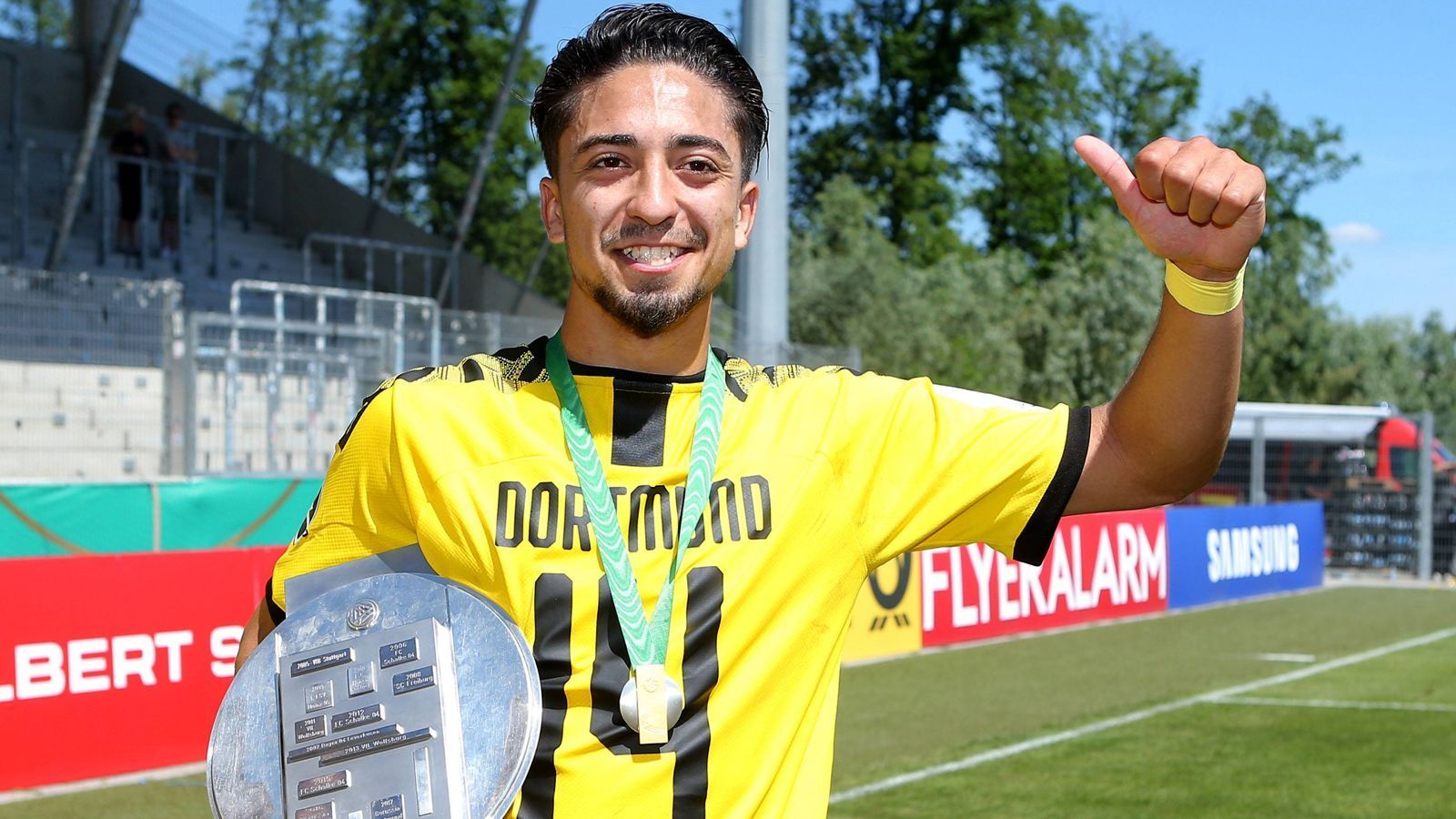 
                <strong>Immanuel Pherai (Borussia Dortmund)</strong><br>
                Auch Immanuel Pherai soll im Sommer die Gelegenheit bekommen, bei Lucien Favre vorzuspielen und sich eventuell für einen Kaderplatz zu empfehlen. Der 18-jährige offensive Mittelfeldspieler ist ein starker Vorlagengeber, hat aber auch selber hohe Qualitäten im Abschluss. Vor zwei Jahren wechselte er vom Nachwuchs des niederländischen Profivereins AZ Alkmaar nach Dortmund. Nachwuchskoordinator Lars Ricken lobt Pherai in den Ruhr Nachrichten: "Immanuel ist ein Spieler, der in bedeutenden Spielen immer aufdreht. So wie im vergangenen Jahr, als er im U17-Finale gegen Bayern München schon überragend war und zweimal traf." Auch im U 19 Finale gegen den VfB Stuttgart hat er mit einem Tor und zwei Vorlagen den Unterschied ausgemacht. Sein Vertrag läuft noch ein Jahr. Eine Verlängerung erscheint wahrscheinlich.
              