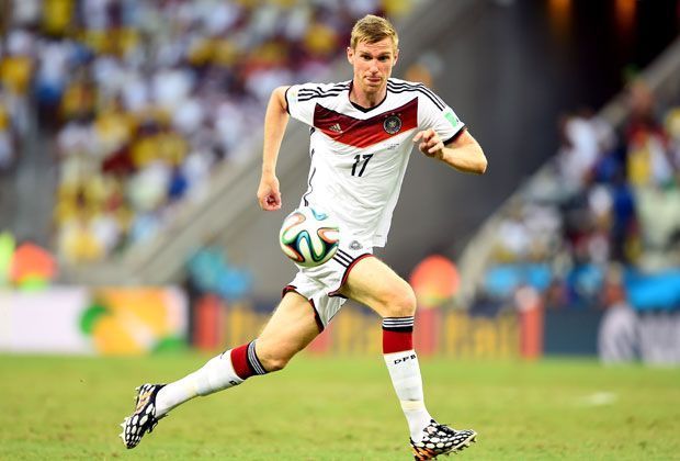 
                <strong>Per Mertesacker</strong><br>
                Nachdem er die EM 2012 von der Bank aus verfolgen musste, ist Per Mertesacker in Brasilien nun der unumstrittene Abwehrchef. Mit seinen 1,98 Meter ist er in der Luft kaum zu bezwingen und auch auf dem Boden schwer auszuspielen. Punkt für Deutschland - 3:1.
              