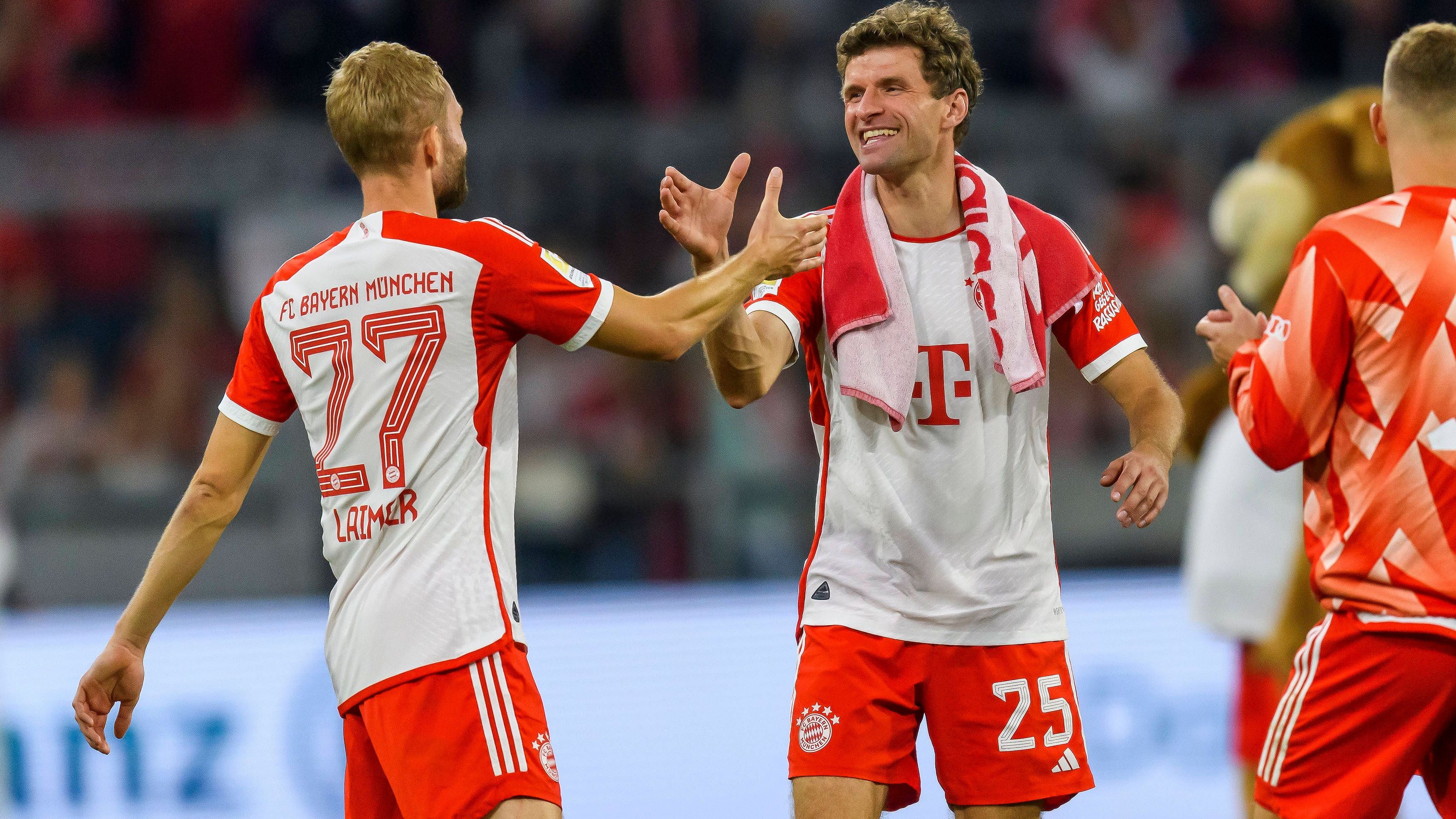 <strong>7. Spieltag: Thomas Müller stellt Sieg-Rekord in der Bundesliga ein</strong><br>Bayerns Thomas Müller gewann am 7. Spieltag mit den Münchnern souverän mit 3:0 gegen Freiburg. Damit stand der Routinier zum 322. Mal bei einem Bundesliga-Sieg der Bayern auf dem Feld und stellte damit den bisherigen Rekord seines Mannschaftskollegen Manuel Neuer ein. (Quelle: optafranz/twitter)