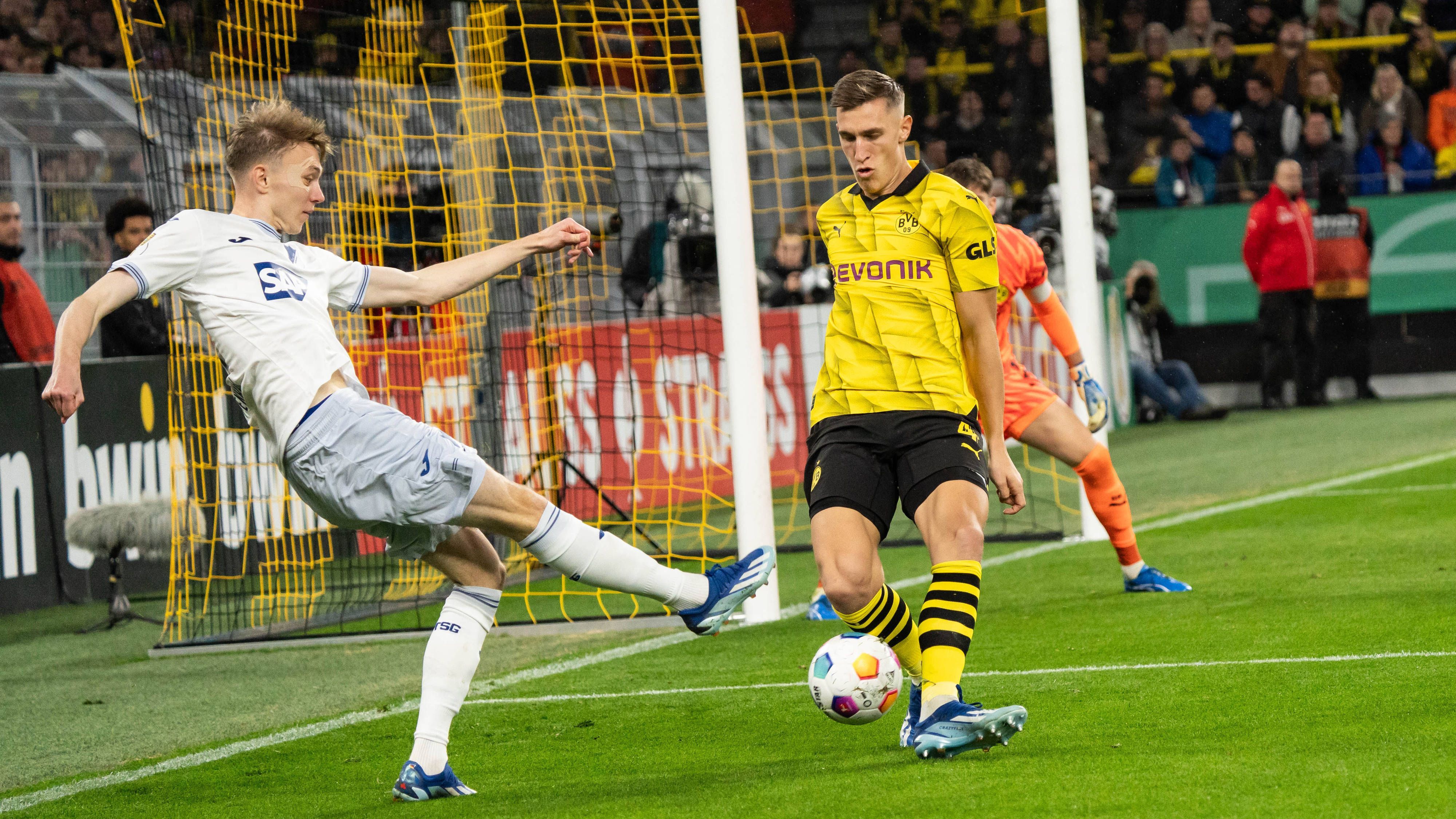 <strong>Nico Schlotterbeck</strong><br>Rettet nach nur einer Minute auf der Linie und verhindert den sehr frühen Rückstand. Bringt Kobel wenig später leicht in die Bredouille. Hält aber ansonsten die Abwehr gut zusammen. <strong><em>ran</em></strong>-Note: 3