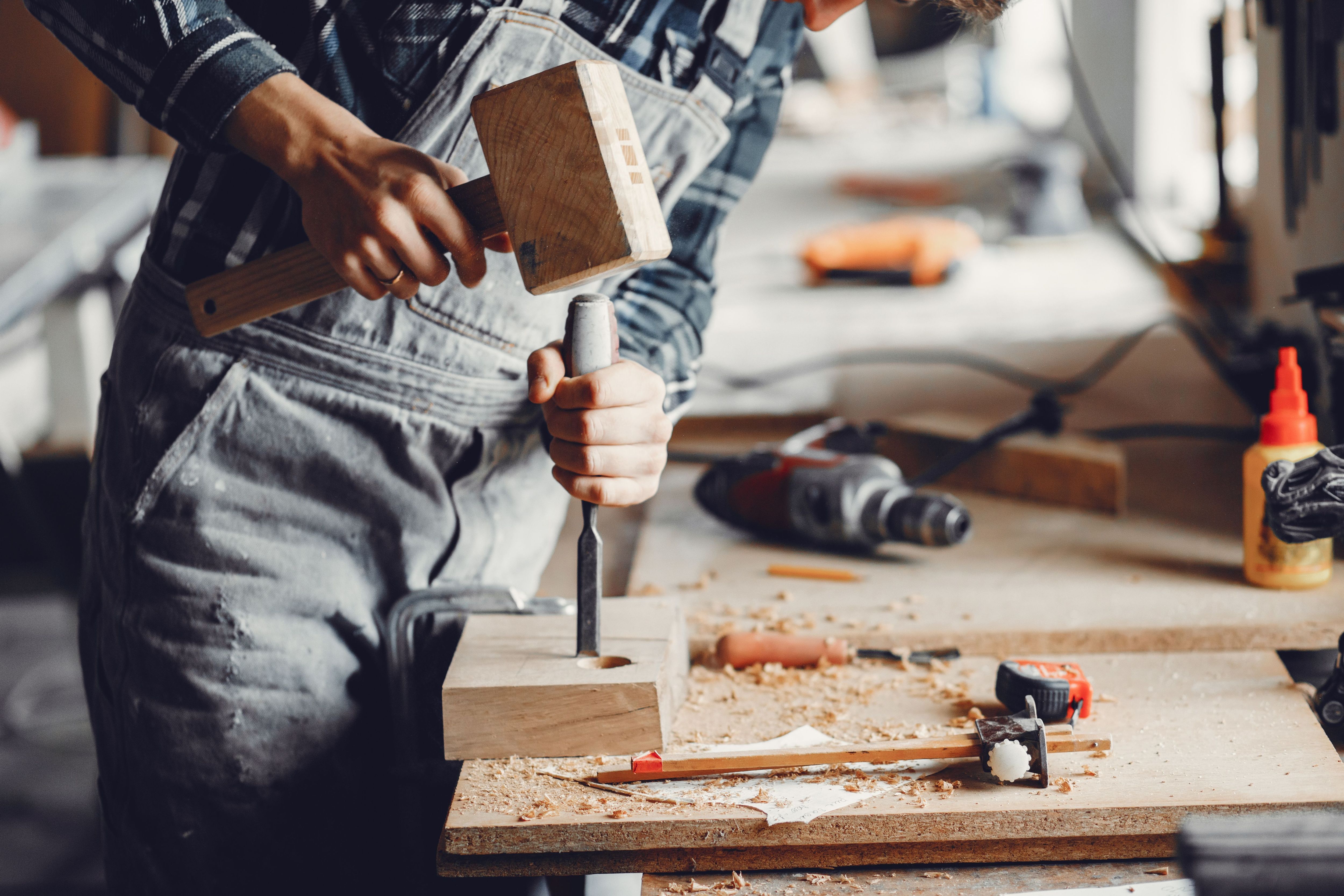 Bei dem Klopfhammer bestehen Kopf und Stiel komplett aus Holz. Er ist häufig bei Schreinerarbeiten mit Holz vorzufinden.