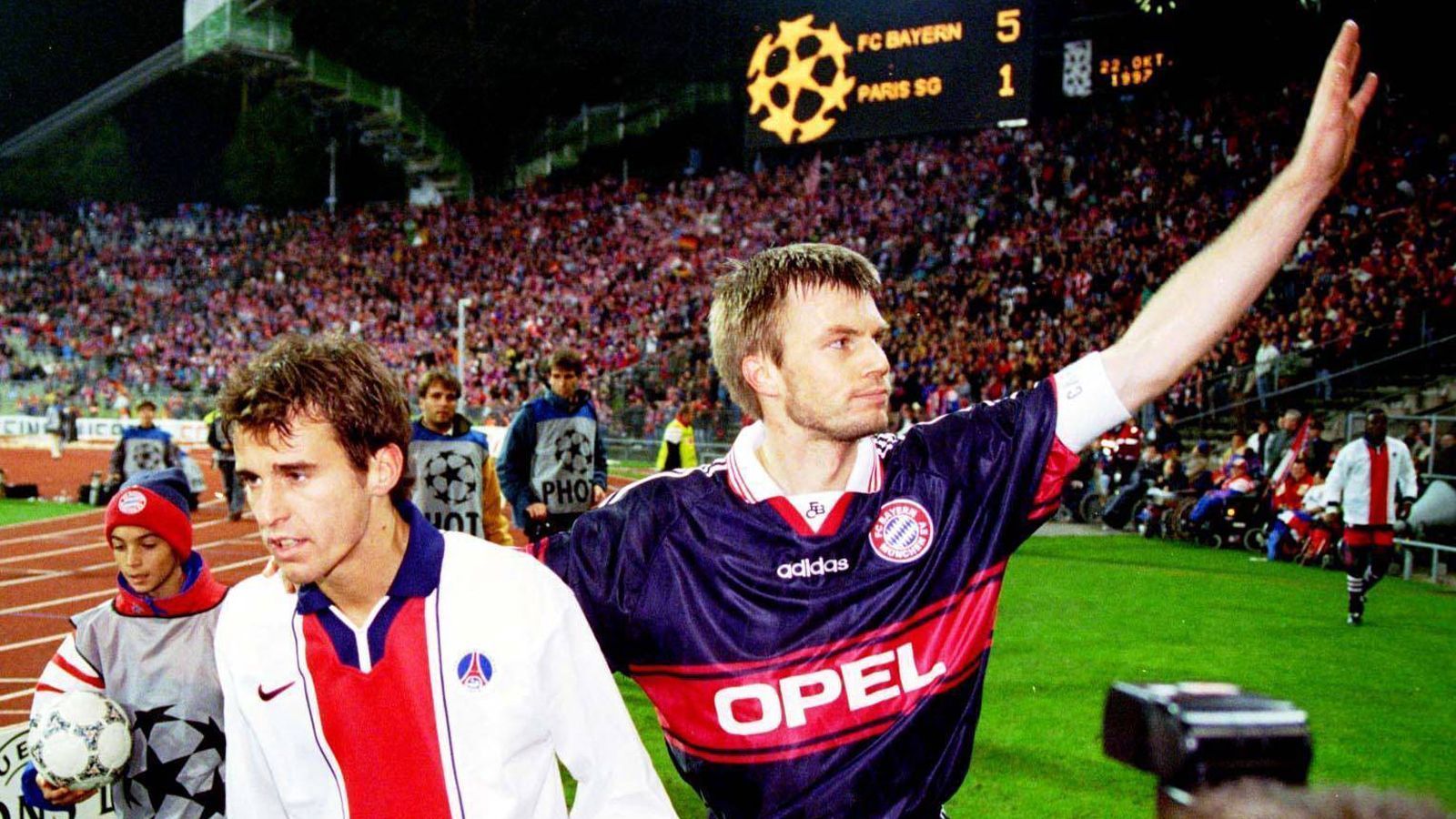 
                <strong>FC Bayern München - Paris St. Germain (Gruppenphase 1997/98, Hinspiel)</strong><br>
                Im dritten Champions-League-Spiel zwischen den Bayern und PSG konnten erstmals die Münchner jubeln. Im Oktober 1997 feierte der deutsche Rekordmeister in der Gruppenphase einen überzeugenden 5:1-Sieg. Danach machten sich Mehmet Scholl (li.) und Thomas Helmer (re.) zu einer Ehrenrunde im Olympiastadion auf. Kapitän Helmer traf sogar zum zwischenzeitlichen 4:1 für die Münchner in der 50. Minute. Die Matchwinner waren auf Bayern-Seite jedoch die beiden Doppel-Torschützen Giovane Elber und Carsten Jancker. 
              