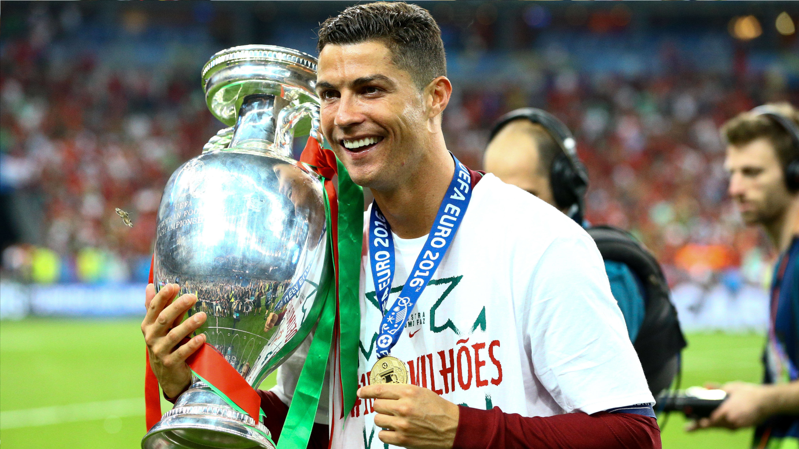 
                <strong>Erster Titel mit Portugal: Europameister in Frankreich</strong><br>
                Im gleichen Sommer lebt er dann den portugiesischen Traum. Nach zahlreichen Enttäuschungen mit der Nationalmannschaft kämpft sich Portugal unter Ronaldos Regie ins Finale. Dort verletzt sich der Anführer früh, coacht sein Team von der Coaching Zone aus aber zum Sieg über Frankreich. Portugal wird Europameister! Spätestens jetzt ist das Vermächtnis komplett.
              