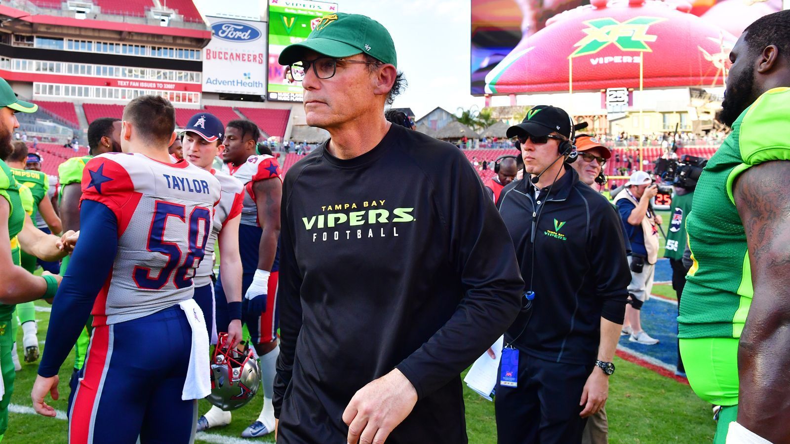 
                <strong>Verlierer: Marc Trestman (Tampa Bay Vipers)</strong><br>
                Für den ehemaligen Head Coach der Chicago Bears läuft es auch in der XFL nicht. Gegen die Roughnecks setzte es für seine Tampa Bay Vipers die nächste Pleite - damit ist das Team aus Florida das einzige noch sieglose Team in der Liga. Trestman hat dabei einige fragwürdige Trainer-Entscheidungen getroffen, zum Beispiel ließ er bei 17 Punkten Rückstand ein Field Goal kicken. Ein anonymer Vipers-Profi beschwerte sich bei XFL-Reporter Danny Jones: "Er ist viel zu stur, um Sachen zu verändern. Er wird der Grund dafür sein, dass ich entlassen werde!"  
              