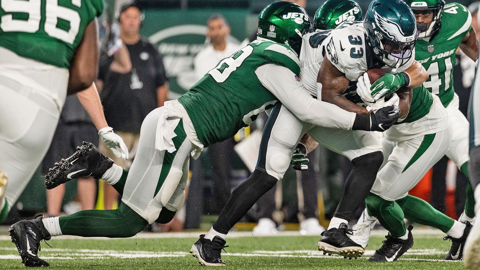 
                <strong>Geteilter 8. Platz: Carl Lawson</strong><br>
                &#x2022; New York Jets<br>&#x2022; Vertragsdauer: 3 Jahre<br>&#x2022; Jahresgehalt: 15 Millionen Dollar<br>
              