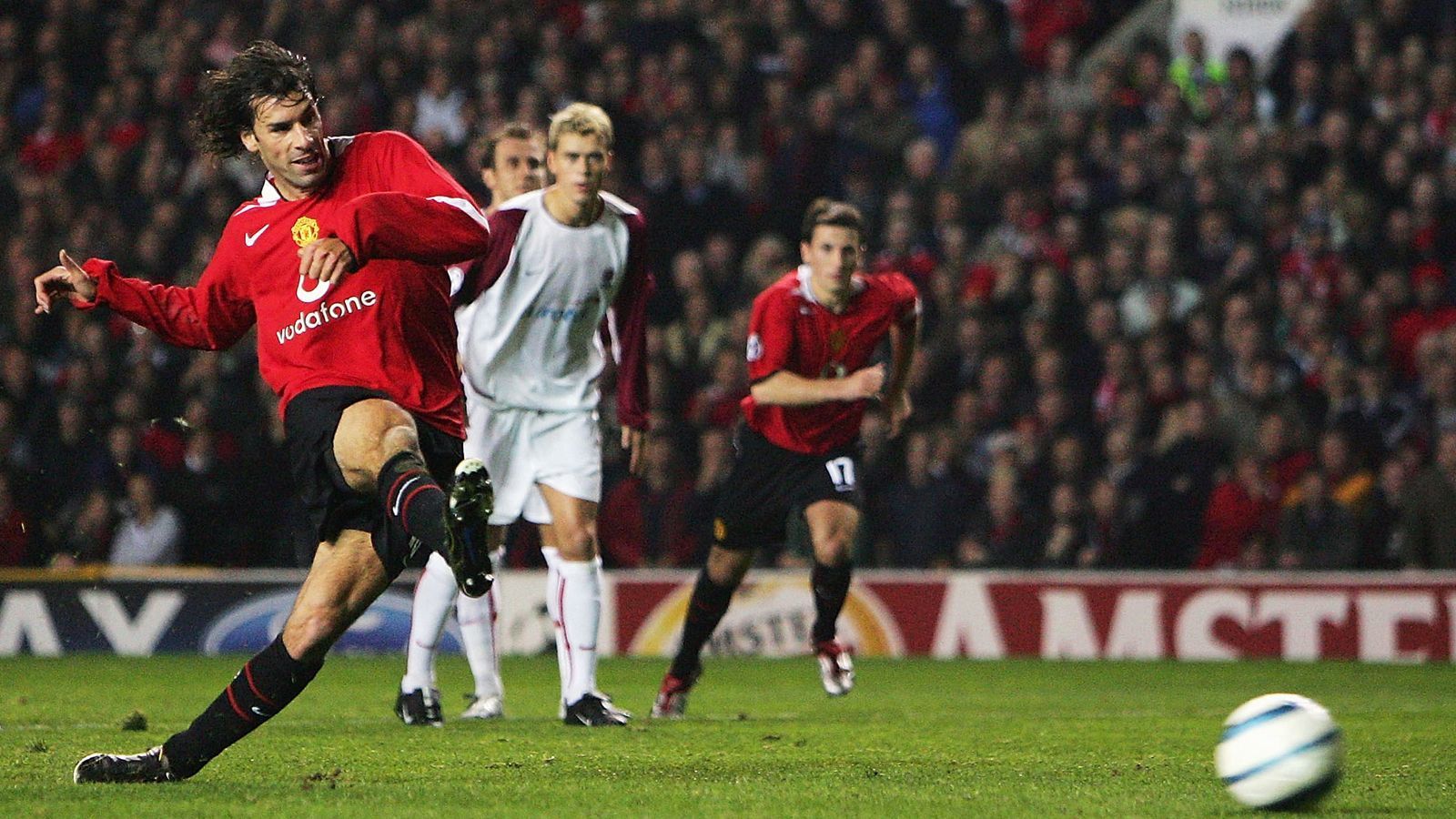 
                <strong>Platz 13 - Ruud van Nistelrooy (Manchester United)</strong><br>
                &#x2022; Ablösesumme: 122 Millionen Euro<br>&#x2022; Wechsel von der PSV Eindhoven zu Manchester United (2001)<br>
              