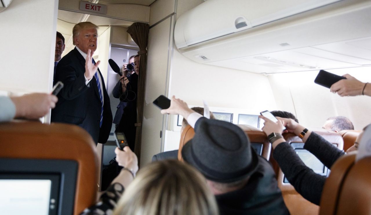 Im Heck der Air Force One befindet sich der Presseraum. An Bord gilt die Regel, dass Gäste sich nur nach hinten, aber niemals nach vorne bewegen dürfen – wenn sie nicht dazu aufgefordert werden.