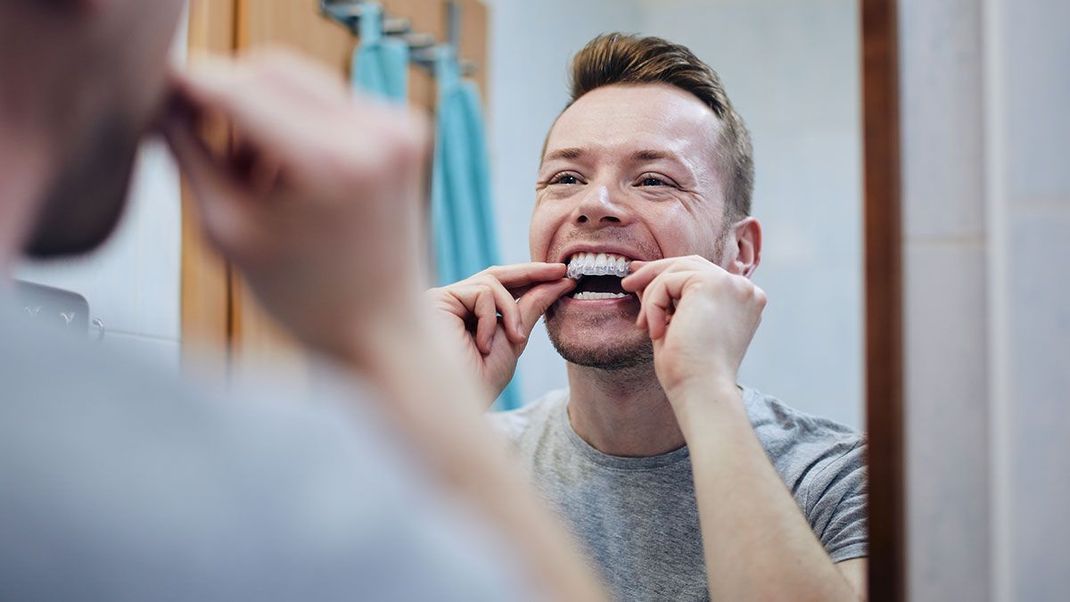 Findet heraus, wie ihr mit wenigen Handgriffen und Tools eure Zähne direkt zuhause bleachen könnt – und, welchen Produkten ihr wirklich euer Vertrauen schenken könnt.