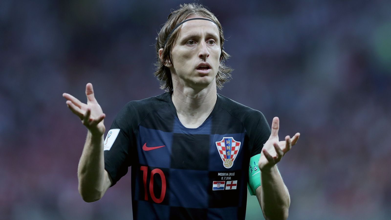 
                <strong>Luka Modric (Kroatien)</strong><br>
                Kaum hat die Partie begonnen, begeht der Mittelfeldmotor von Real Madrid ein relativ unnötiges Foul an Alli. Der Freistoß führt dann prompt zum 0:1. Im Anschluss versucht Modric, dem Spiel seinen Rhythmus aufzuzwingen. Was ihm aber nur stellenweise gelingt. Bemüht ist Modric über die komplette Spielzeit, die Engländer lassen ihn aber nicht zur Entfaltung kommen. Verlässt in der Verlängerung das Feld und kann sich trotz seiner persönlich eher enttäuschenden Leistung über den Finaleinzug freuen. ran-Note: 
              