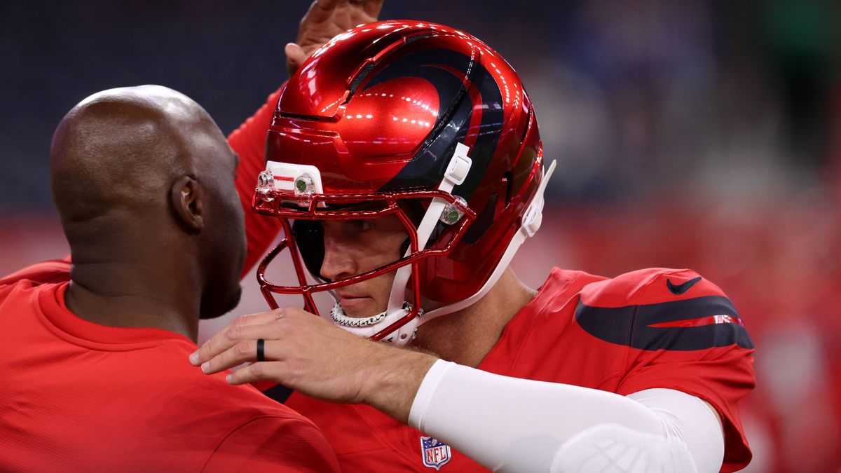 NFL, American Football Herren, USA Buffalo Bills at Houston Texans Nov 20, 2025; Houston, Texas, USA; Houston Texans quarterback Davis Mills (10) embraces head coach DeMeco Ryans before the game ag...