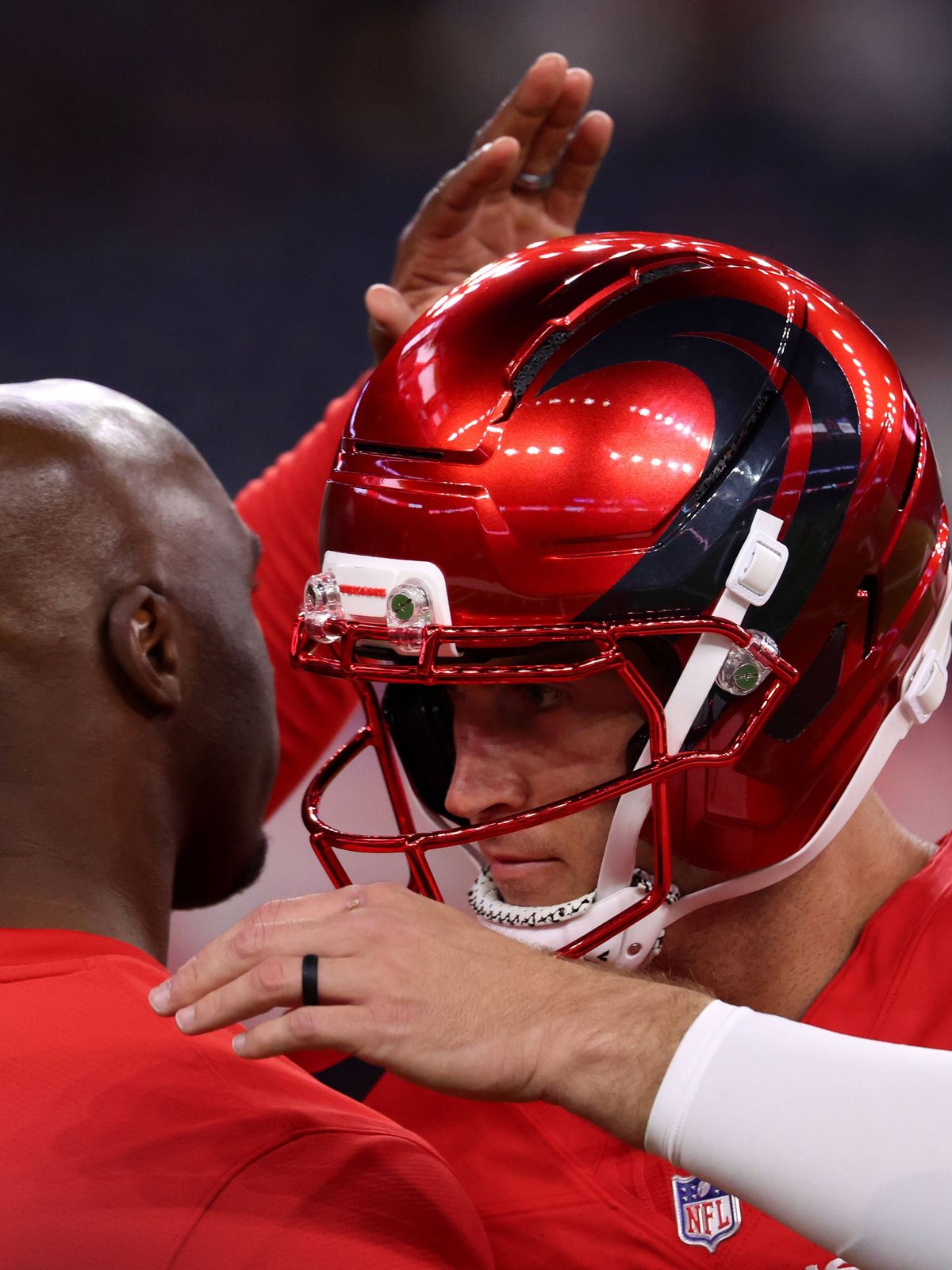 NFL, American Football Herren, USA Buffalo Bills at Houston Texans Nov 20, 2025; Houston, Texas, USA; Houston Texans quarterback Davis Mills (10) embraces head coach DeMeco Ryans before the game ag...