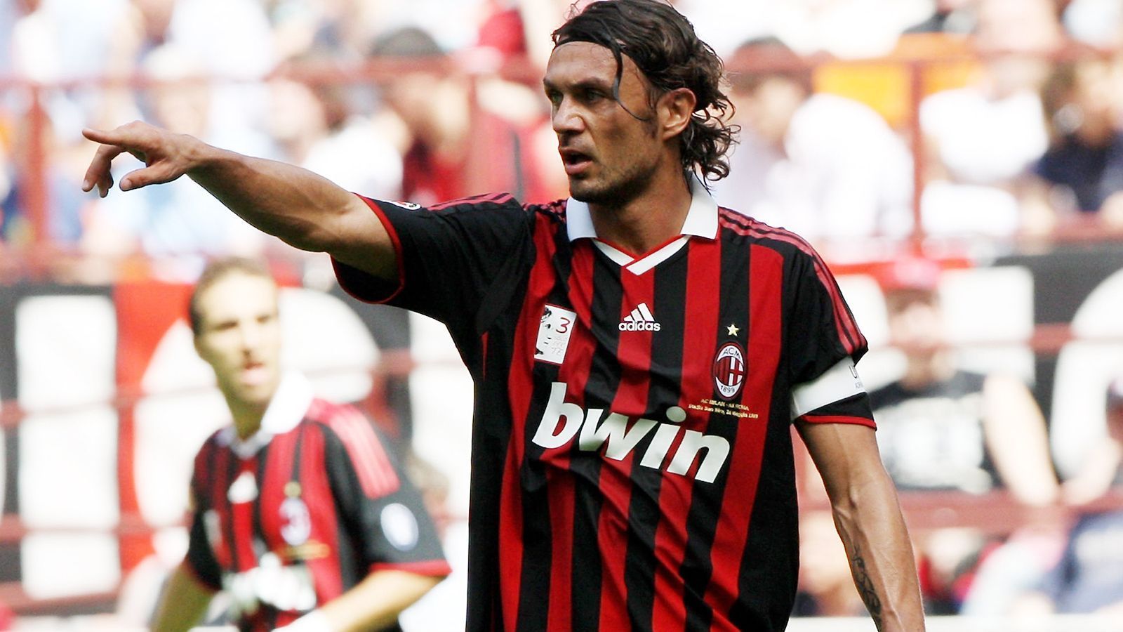 <strong>Abwehr: Paolo Maldini</strong><br>In der Top-Elf eines Ex-Milan-Profis darf automatisch einer nicht fehlen: Paolo Maldini. Die bedeutendste Vereins-Ikone der "Rossoneri" war über Jahrzehnte eine absolute Größe im italienischen und internationalen Fußball. Von 1985 bis 2009 schnürte Maldini auf Klub-Ebene ausschließlich für Milan die Schuhe, gewann mit den Italienern unter anderem drei Mal die Champions League.