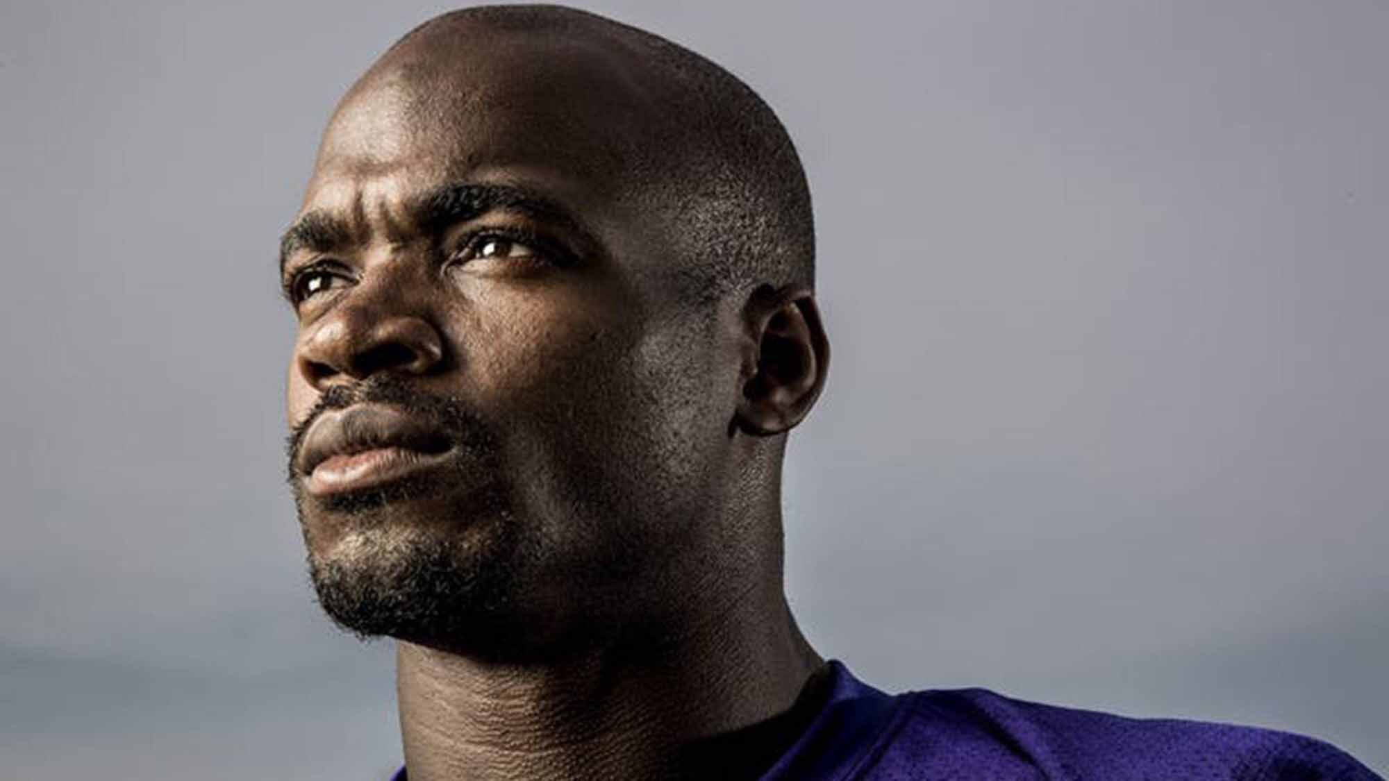 
                <strong>Adrian Peterson (2007 - heute / Minnesota Vikings, Arizona Cardinals, New Orleans Saints, Washington Redskins)</strong><br>
                Genau neun Yards fehlten Adrian Peterson in seiner MVP-Saison 2012, um den Rushing-Rekord in einer Saison von Eric Dickerson zu übertrumpfen. Peterson ist mit 14.138 erzielten Rushing-Yards auf Platz fünf der Bestenliste der NFL.
              