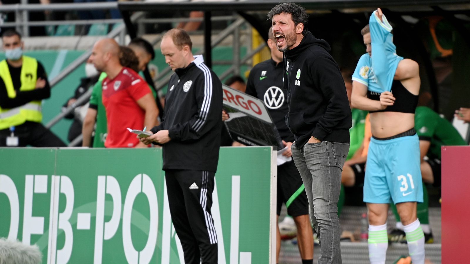 
                <strong>Mark van Bommel (VfL Wolfsburg)</strong><br>
                Mit 3:1 setzte sich Bundesligist Wolfsburg in der 1. Pokal-Runde bei Preußen Münster in der Verlängerung durch, doch dieser Erfolg könnte wertlos sein. Weil Trainer Mark van Bommel bei seinem Pflichtspiel-Debüt für die "Wölfe" insgesamt sechs Wechsel durchführte (nur fünf sind erlaubt), könnte der VfL nun sogar aus dem Wettbewerb fliegen. Preußen Münster könnte Protest gegen die Spielwertung einlegen. "Ja, es ist uns bewusst, dass Wolfsburg sechsmal gewechselt hat. Wir werden das intern besprechen und entscheiden, ob und wie wir dagegen vorgehen", sagte Münsters Manager Peter Niemeyer. "Ich habe mit dem Schiri darüber gesprochen", rechtfertige sich van Bommel in der "Bild". Schiedsrichter Christian Dingert vermerkte den Wechselfehler im Spielberichtsbogen.
              