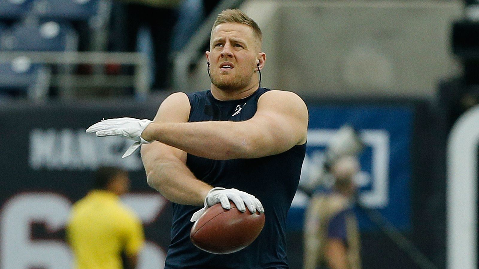 
                <strong>Verlierer: J. J. Watt</strong><br>
                Es ist wie verhext für J.J. Watt. Ein Brustmuskelriss aus dem 27:24 seiner Houston Texans gegen die Oakland Raiders beendete die Saison des dreimaligen NFL Defensive Player of the Year abrupt. Für Watt muss es sich wie ein Murmeltiertag angefühlt haben. Denn schon 2016 und 2017 kam sein Saison-Aus, bevor der Kampf um die Playoff-Tickets in die wirklich heiße Phase ging. Damals war wegen einer Rückenverletzung respektive eines Schienbeinkopfbruchs nach drei respektive fünf Einsätzen Schluss. Ein Jammer - nicht nur für die Texans, sondern für jeden Football-Fan, der liebt wenn es kracht.
              