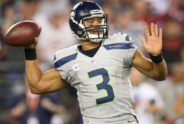 
                <strong>Russell Wilson</strong><br>
                Es ist nicht so, als müsste er die gesamte Last der Verantwortung tragen. Doch es spricht viel dafür, dass Seattles Quarterback Russell Wilson der entscheidende Mann im Super Bowl (in der Nacht vom 2. auf den 3. Februar live auf ran.de und in SAT.1) sein wird.
              