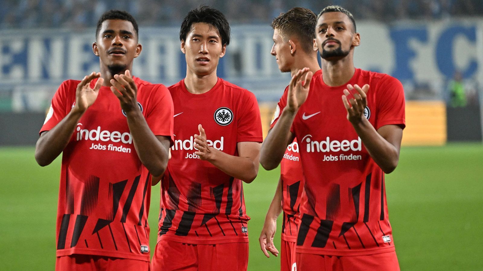 
                <strong>Eintracht Frankfurt</strong><br>
                Voraussichtliche Aufstellung gegen FC Bayern München (Freitag, 20:30 Uhr - ab 19 Uhr live in SAT.1 und auf ran.de)Torhüter/Verteidigung: Kevin Trapp (C) - Evan N'Dicka, Tuta, Almamy Toure - Mittelfeld/Angriff: Filip Kostic, Mario Götze, Djibril Sow, Ansgar Knauff - Daichi Kamada, Jesper Lindström, Rafael BorreFällt aus/Fraglich: Jerome Onguene, Aurelio Buta
              