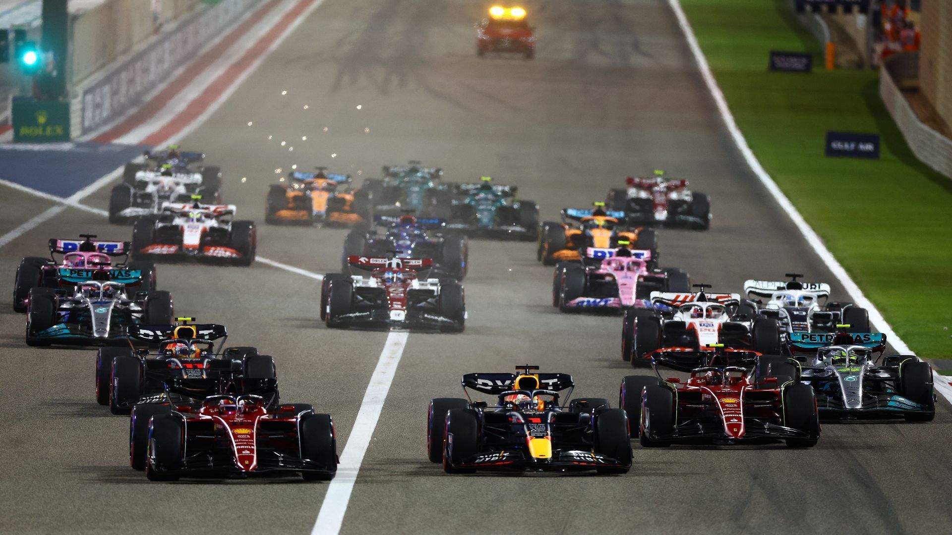 
                <strong>Gewinner und Verlierer des Formel-1-Auftakts in Bahrain</strong><br>
                Der Saisonauftakt der Formel 1 in Bahrain hat es in sich. Zwar ist die Frage nach dem Sieger relativ schnell geklärt. Doch abseits der Dominanz von Red Bull liefert das Nachtrennen in der Wüste spannende Erkenntnisse. ran präsentiert die Gewinner und Verlierer des Bahrain-GP.
              