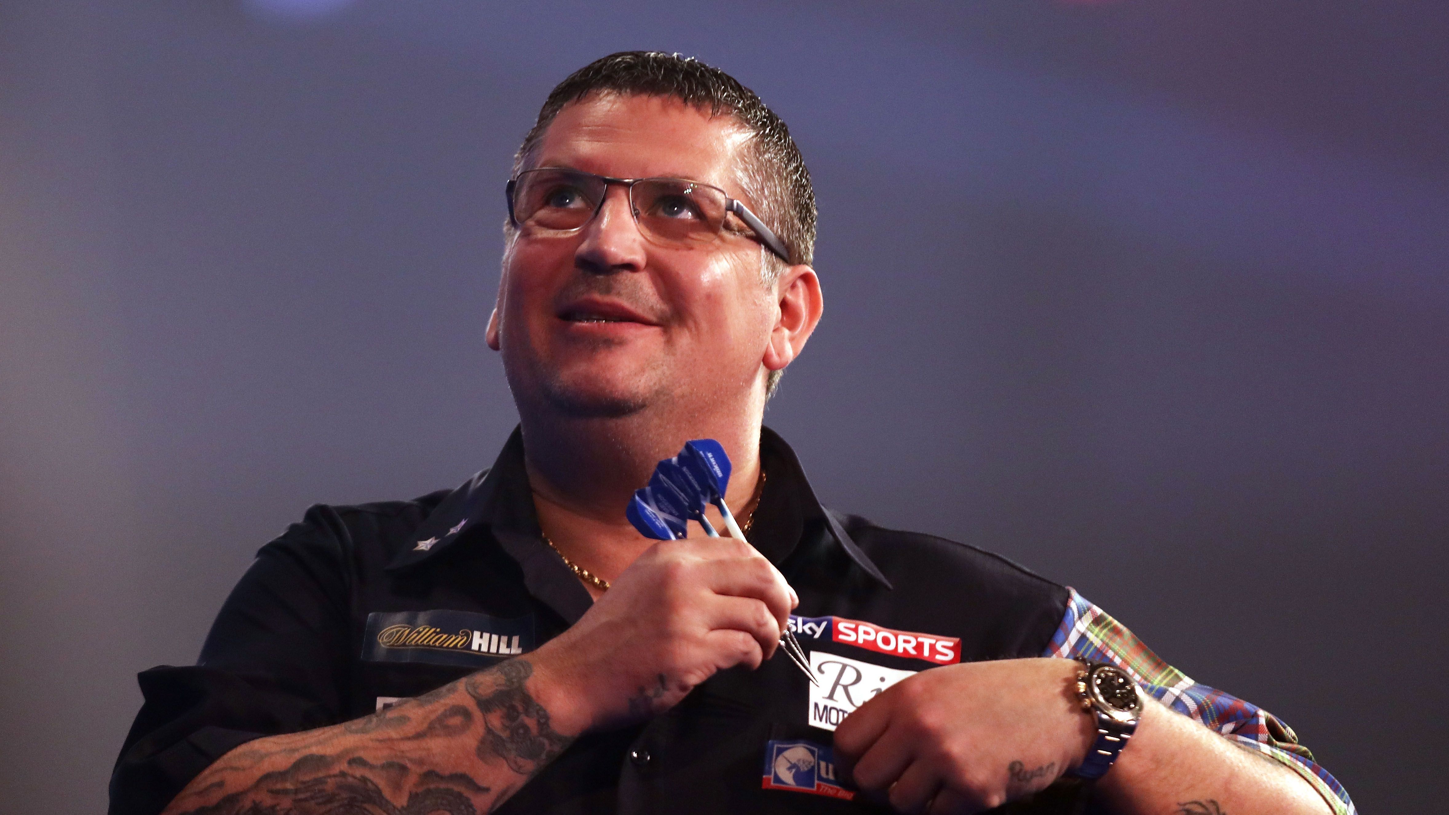 
                <strong>Gary Anderson (49, Schottland)</strong><br>
                Nach seiner verletzungsbedingten Absage (Rückenprobleme) wurde 2019 spontan das neue "Contender"-Format für die Premier League eingeführt. 2020 ist der zweimalige Weltmeister (2015,2016) Gary Anderson dank einer Wildcard wieder am Start. Nicht mehr in der Form seiner besten Tage, kann "The Flying Scotsman" dennoch immer für eine Überraschung gut sein.
              