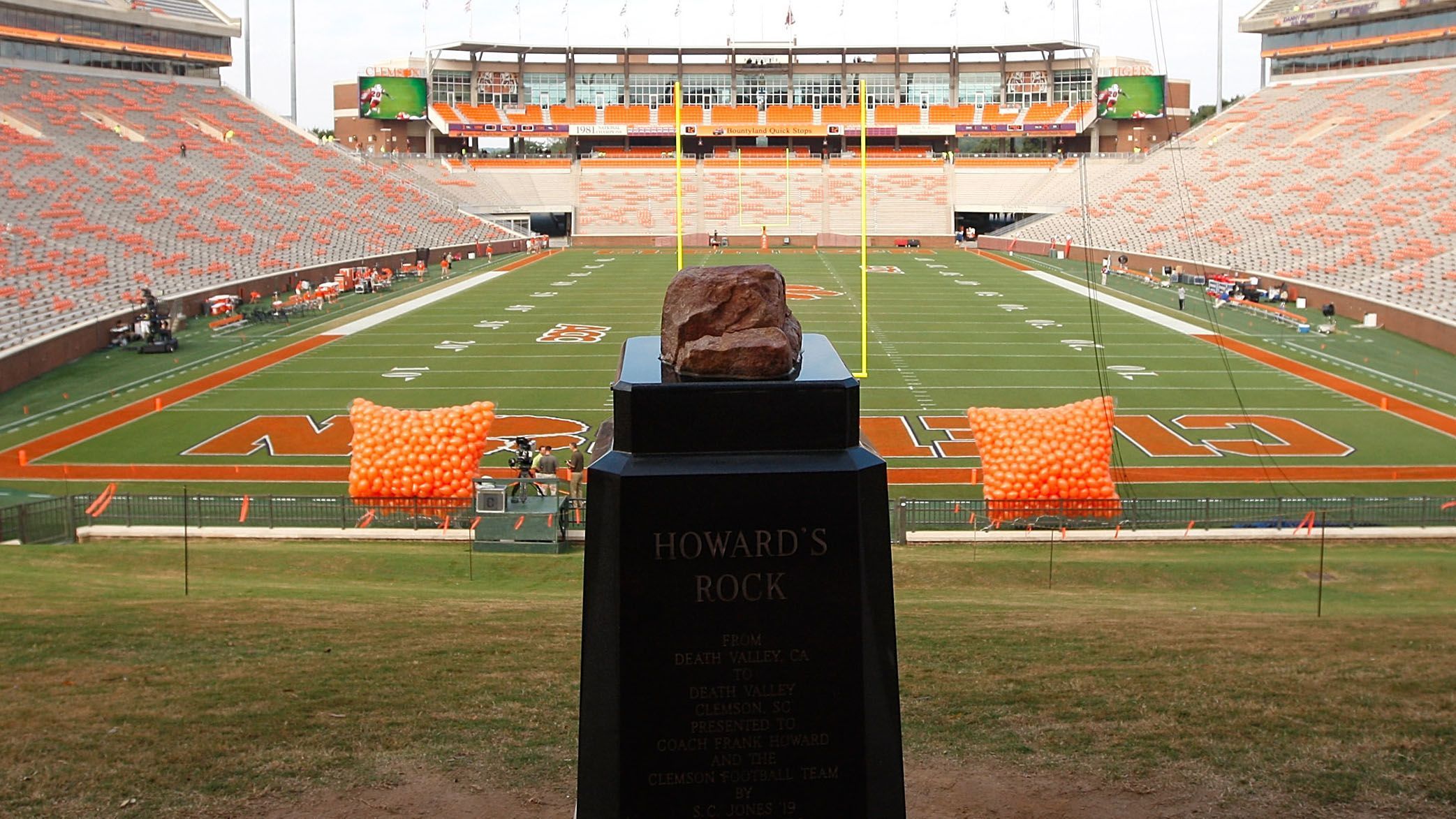 
                <strong>Clemson Tigers: "Howard’s Rock" – der Stein mit den "mystischen Kräften"</strong><br>
                Zwar spielen die Tigers diesmal bei den "Gamecocks", doch auch der Einlauf im heimischen Memorial Stadium lässt es einem kalt den Rücken runterlaufen. Vor jedem Heimspiel fahren die Tigers mit einem Bus zu einem Hügel, der ins Stadion führt. Dort berühren alle Spieler den berühmten "Howard's Rock". Der Stein, nach dem ehemaligen Tigers-Coach Frank Howard benannt, soll den Spielern "mystische Kräfte" verleihen.
              