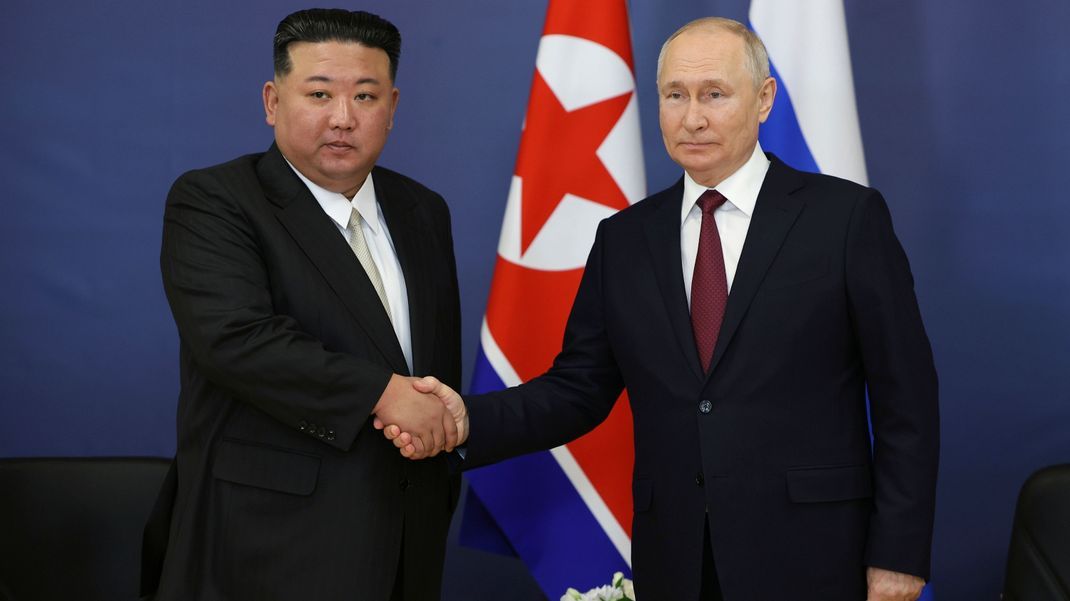 Im September 2023 trafen sich die beiden Machthaber Kim Jong-un (links) und Wladimir Putin in Russland.