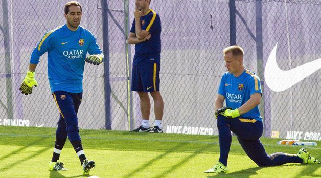 
                <strong>Claudio Bravo und Marc-Andre ter Stegen (FC Barcelona)</strong><br>
                Claudio Bravo und Marc-Andre ter Stegen: Das Barca-Duo betreibt in der Saison 2014/2015 eine besonders erfolgreiche Form der Arbeitsteilung. Bravo (li.) spielt und gewinnt mit Barca in der Liga. Ter Stegen spielt in Pokal und Champions League und gewinnt mit den Katalanen beide Wettbewerbe. Zwei Keeper, drei Titel - alles richtig gemacht.
              