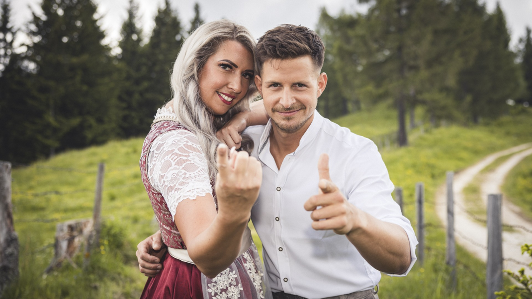 Seit sie sich bei "Bauer sucht Frau" kennen gelernt haben, sind Sarah (l.) und Stefan (r.) unzertrennliche Freunde.