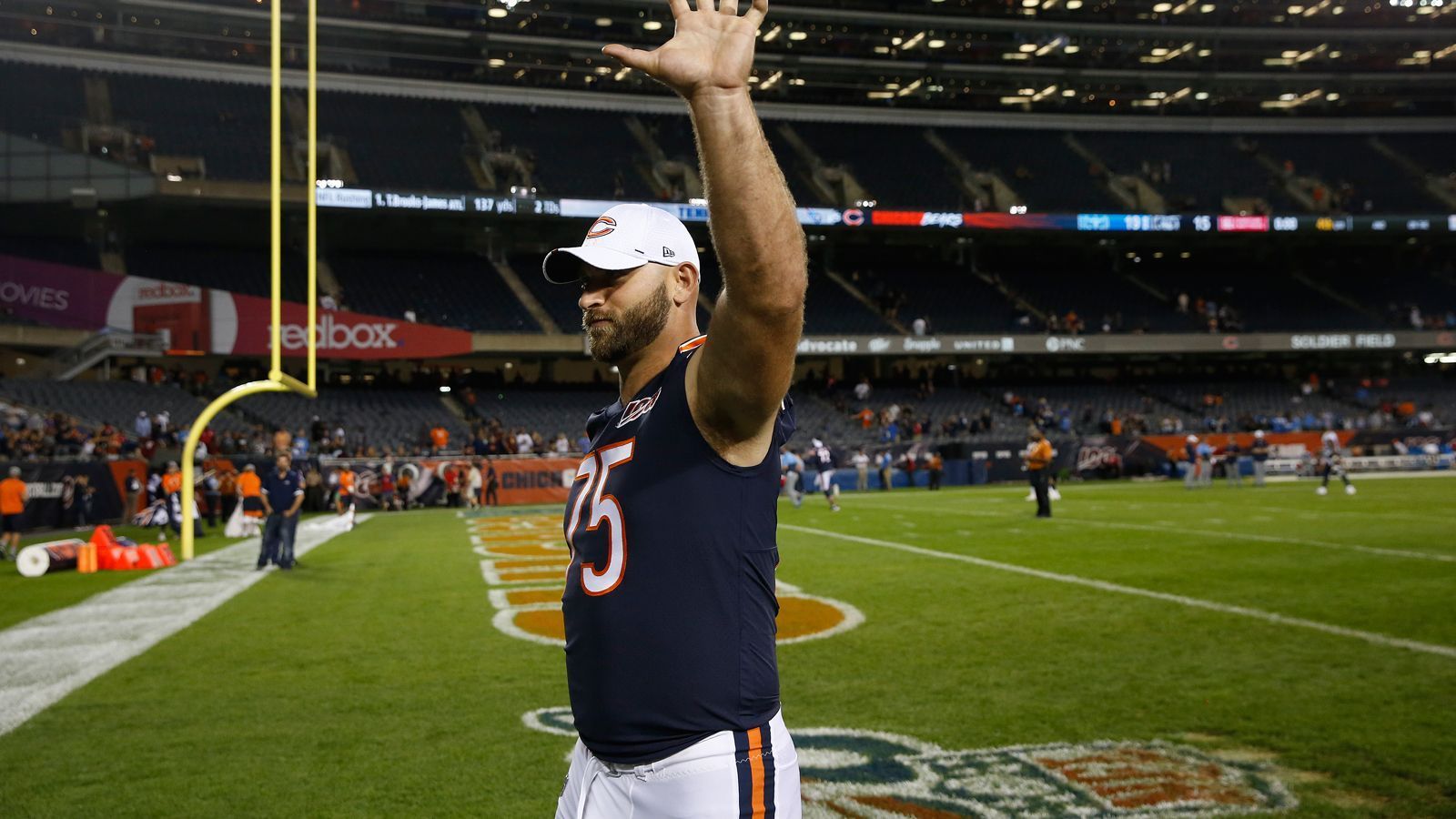 
                <strong>Kyle Long (Chicago Bears)</strong><br>
                Nach 7 Jahren in der NFL macht der ehemalige Erstrunden-Pick Kyle Long Schluss. Der Offensive Guard beendet nach verletzungsgeplagten Jahren seine NFL-Karriere. Der Sohn von Hall of Famer Howie Long wurde 2013 an 20. Stelle von den Chicago Bears gedraftet und galt lange Zeit als einer der besten Guards in der Liga. In den ersten drei Jahren seiner Laufbahn stand er dreinal im Pro Bowl, ehe ihn zahlreiche Verletzungen immer wieder zurückwarfen. "Mein Körper muss sich wieder regenerieren. Ich hatte richtig Glück, in dieser Stadt zu spielen. Chicago, danke!", schrieb Long auf Twitter. In der Windy City gehörte Long mit seinem Einsatz und seiner kompromisslosen Spielweise zu den Publikumslieblingen.
              