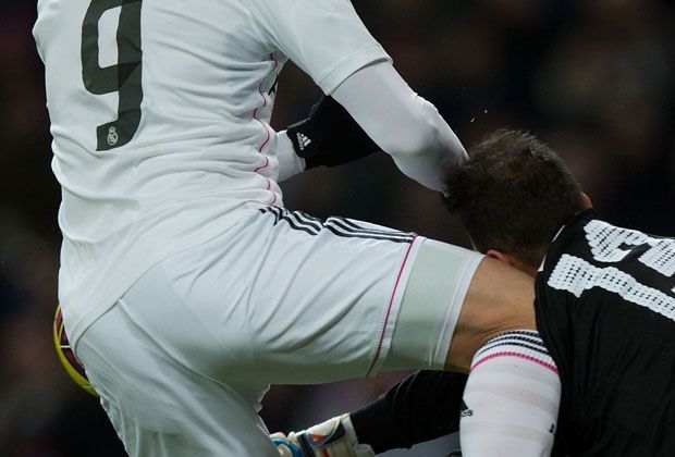 
                <strong>Real Madrid vs. FC Sevilla: Fußbruch und ausgeknockter Keeper</strong><br>
                Benzema erwischt den Sevilla-Keeper mit seinem Knie genau an der Schläfe, knocked diesen dadurch aus.
              