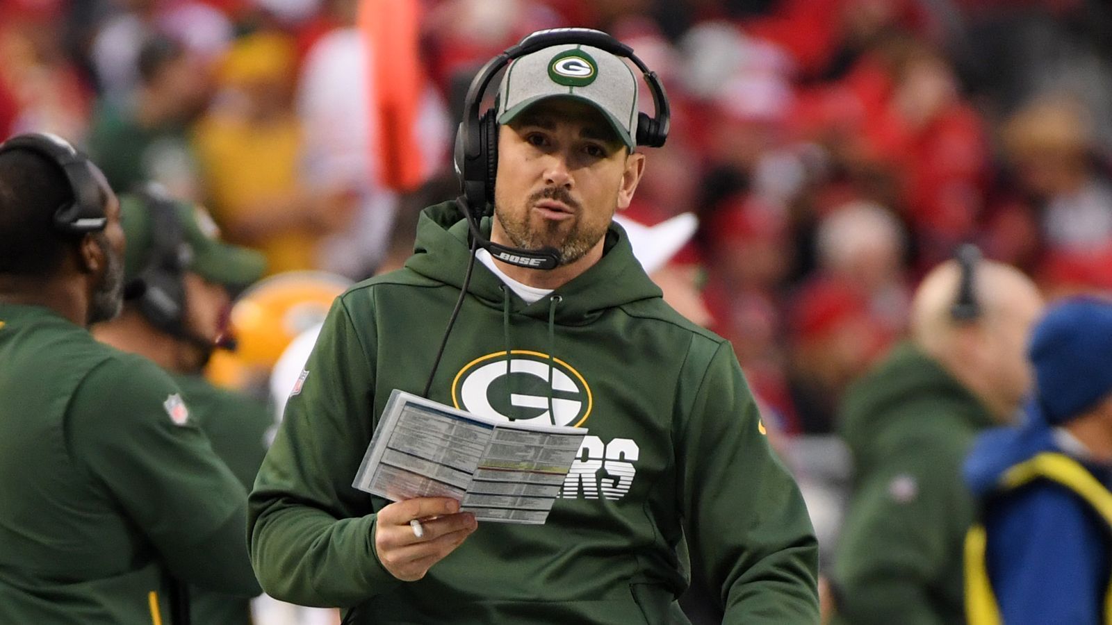 
                <strong>Gewinner: Matt LaFleur</strong><br>
                Im Sommer 2019 erhitzte sich die Gerüchteküche: Werden sich Star-Quarterback Aaron Rodgers und der neue Head Coach Matt LaFleur verstehen? Spätestens mit dem Einzug in die Playoffs verstummten die Kritiker. LaFleur führte die Packers zu alter Stärke zurück und entlastete Rodgers mit einem starken Laufspiel. Green Bay scheiterte erst im NFC Championship Game. Kein schlechter Einstand für einen Head Coach in seiner ersten Saison.
              