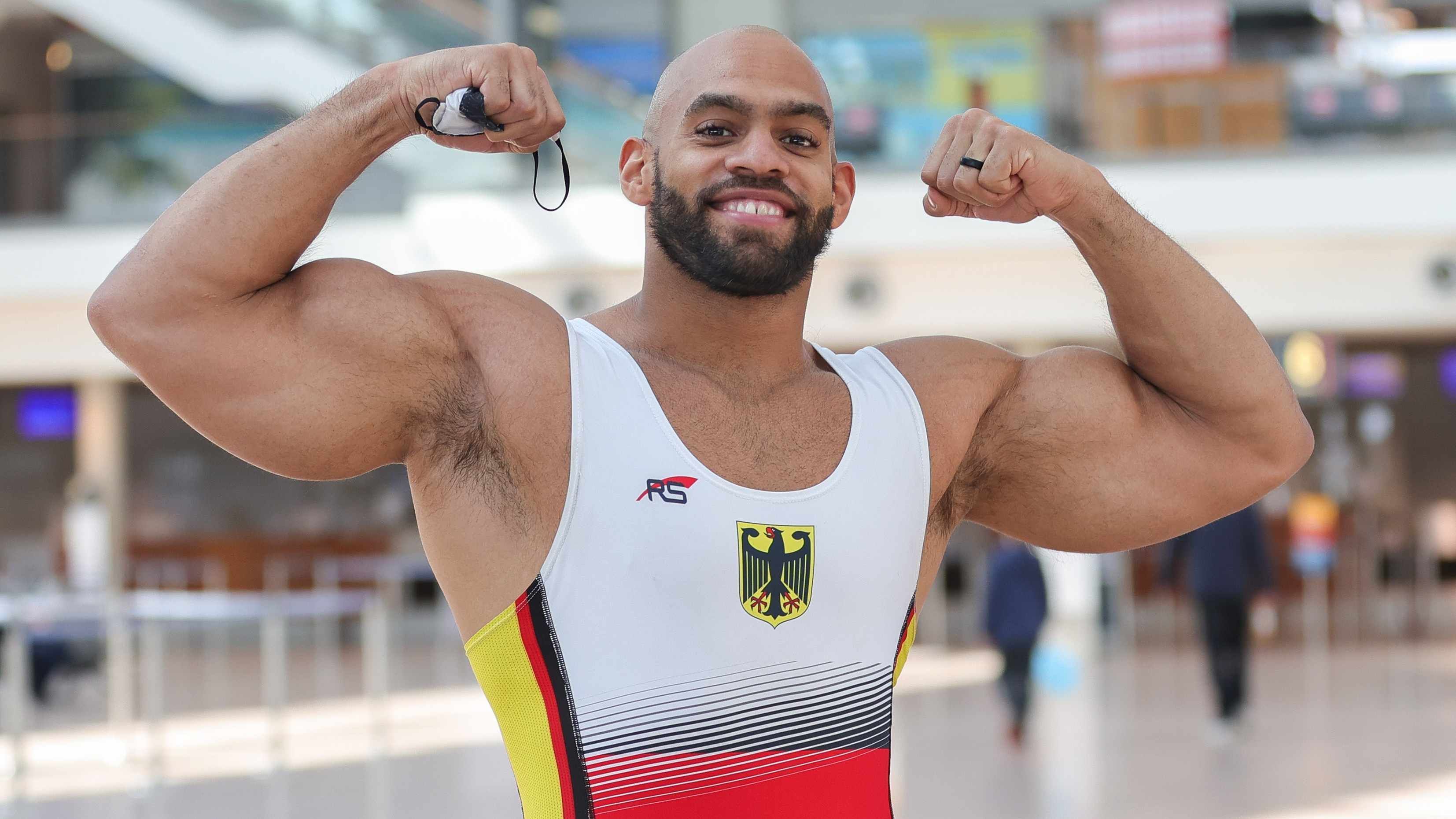 
                <strong>Welcome Back, Captain Germany! </strong><br>
                Er ist zurück! Am Freitag landete mit Kasim Edebali eines der bekanntesten deutschen Football-Gesichter in Hamburg. In Kürze beginnt für ihn ein neues Abenteuer in der European League of Football (ELF) bei den Hamburg Sea Devils. ran.de zeigt die besten Bilder von der Ankunft des Defensive End. European League of Football ab Juni 2021 live auf ProSieben MAXX und ran.de
              