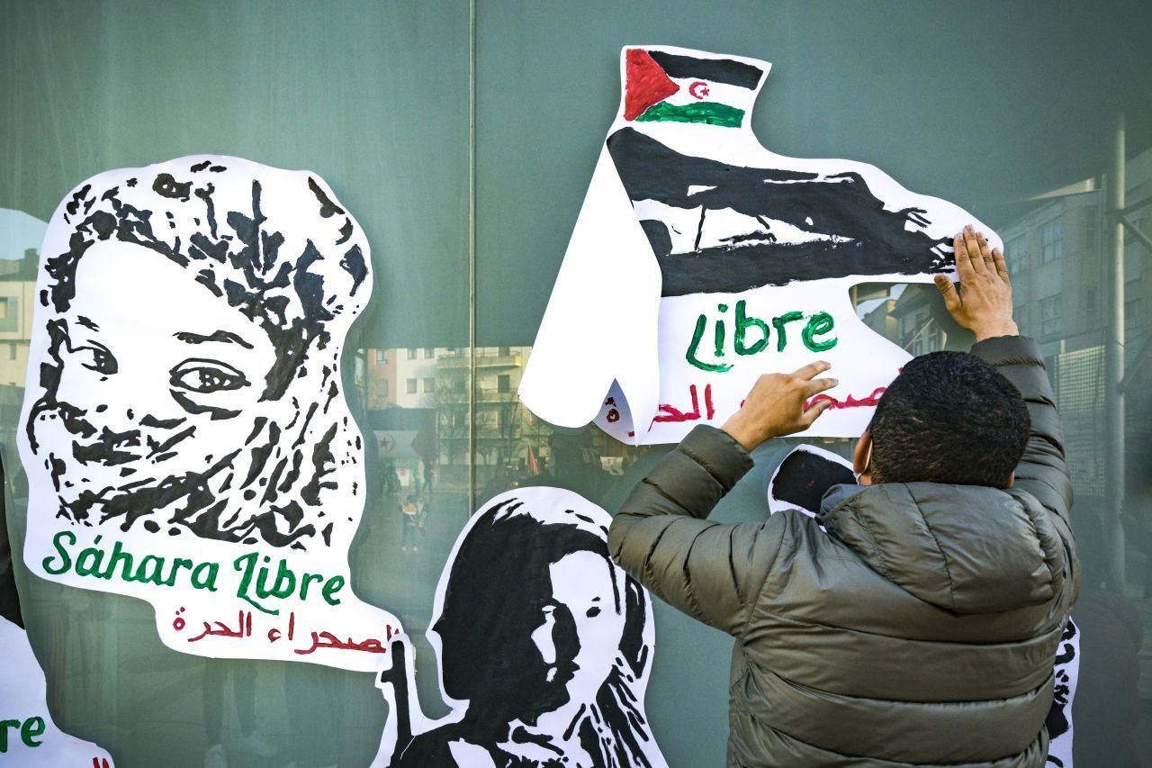 Die Demokratische Arabische Republik Sahara (DARS) entstand 1976 im Rahmen des Westsahara-Konfliktes zwischen Marokko und der von Algerien unterstützten Militär-Organisation Frente Polisario. Die DARS wird von rund 50 Staaten sowie der Afrikanischen Union anerkannt. Ihr Territorium beansprucht allerdings Marokko.