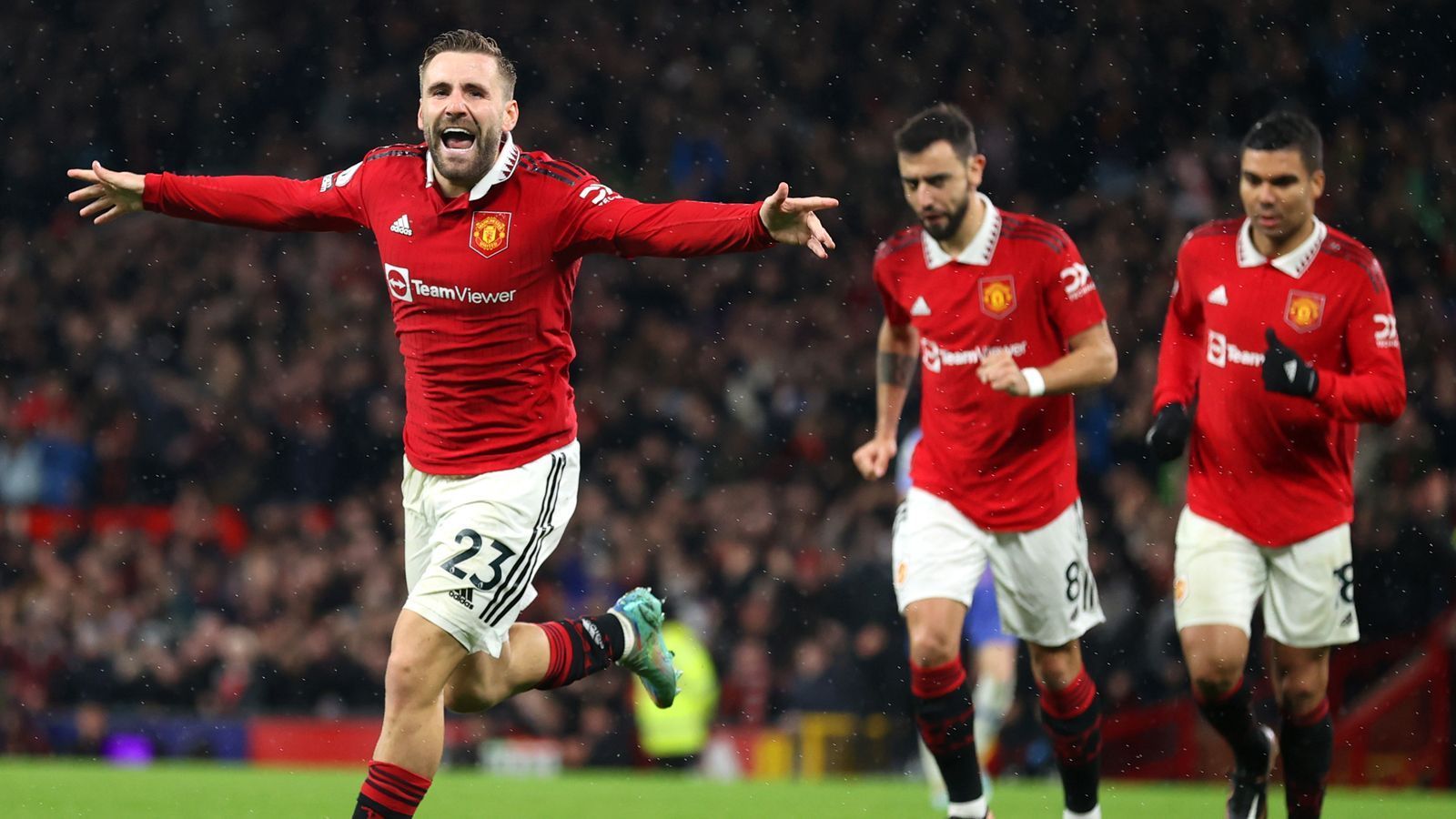 
                <strong>Luke Shaw (Manchester United)</strong><br>
                Ist in einem starken Abwehrverbund der Gastgeber nicht der stärkste Spieler. Der ein oder andere Klärungsversuch erfolgt ein wenig halbherzig. Aber: Shaw sitzt City-Stürmer Haaland stets im Nacken und lässt ihn seinen Atem spüren. Der Norweger kann sich in der Folge nicht wie gewohnt entfalten. Zeigt sich zudem auch als Flankengeber. ran-Note: 3
              