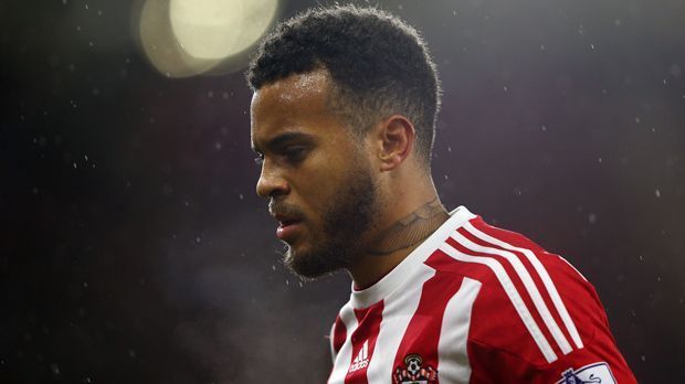 
                <strong>Ryan Bertrand (FC Southampton)</strong><br>
                Linker Verteidiger - Ryan Bertrand (FC Southampton): Der 26-Jährige, früher auch bei Chelsea unter Vertrag, ist zwar noch nicht Meister geworden, dafür aber schon Champions-League-Sieger. Er stand im Endspiel 2012 zum einzigen Mal in der Champions-League-Saison in der Startformation, als Chelsea in München triumphierte. Doch auf Dauer war dann doch kein Platz für den Linksverteidiger. So versucht sich Bertrand derzeit sehr erfolgreich beim FC Southampton. In 28 Spielen bereitete der Außenverteidiger drei Treffer vor.
              