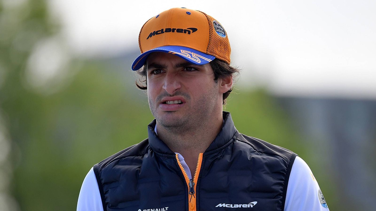 
                <strong>Carlos Sainz (McLaren)</strong><br>
                "Wir müssen eine bessere Show liefern. Die Zuschauer wollen nicht immer dasselbe Ergebnis, die immer gleichen Sieger sehen. Wir müssen mehr Leute auf den Podien sehen, gewinnen sehen. Es ist schwierig, neue Leute anzulocken, wenn immer dasselbe passiert und du im Grunde jedes Rennen weißt, was geschehen wird."
              