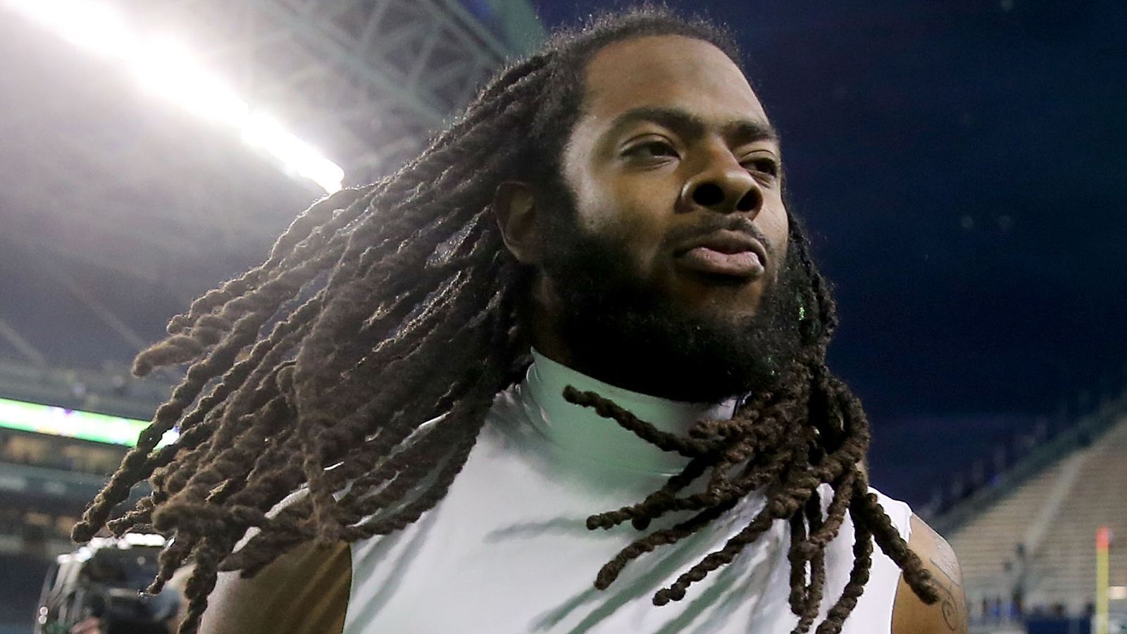 
                <strong>Richard Sherman</strong><br>
                Lange Haare sind in der NFL gerade ziemlich angesagt. Auch Richard Sherman von den 49ers trägt eine voluminöse Frisur unter dem Helm.
              