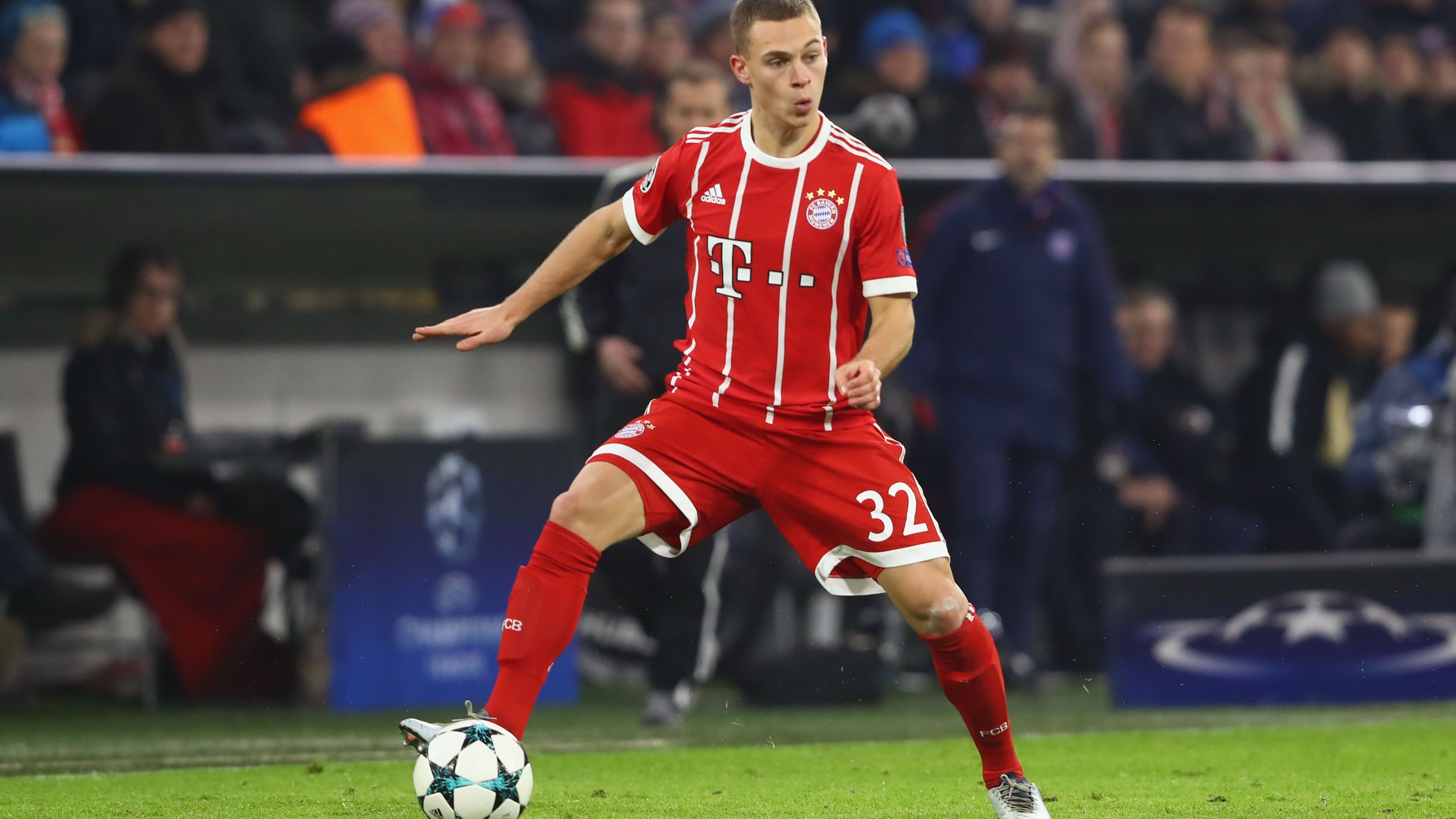 <strong>Saison 2018/2019</strong><br>Dennoch muss Kimmich (Foto) auch in der Saison 2018/19 die meisten Spiele als Rechtsverteidiger bestreiten, weil die Bayern auf dieser Position einfach keine besseren Spieler finden und Rafinha weiterhin lieber links hinten kickt. Zuletzt im Test der Münchner in Basel kam Kimmich nun erneut wieder als Rechtsverteidiger zum Einsatz.&nbsp;